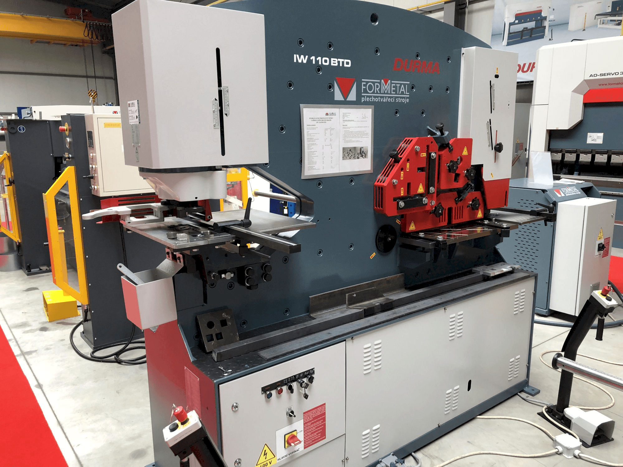 Vista izquierda de la máquina Durma IW 110/180 BTD