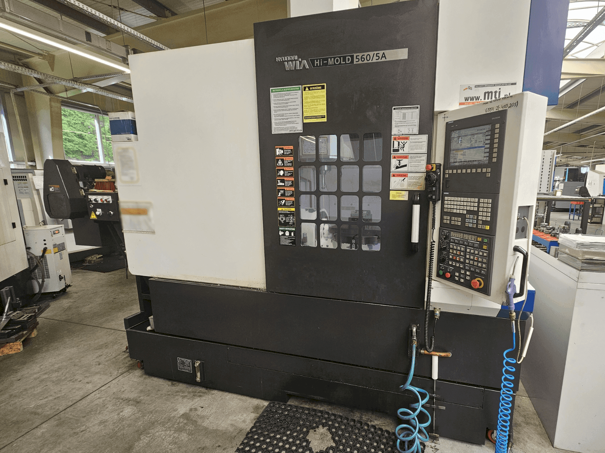 Vista frontal de la máquina Hyundai Wia Hi-MOLD 560/5A