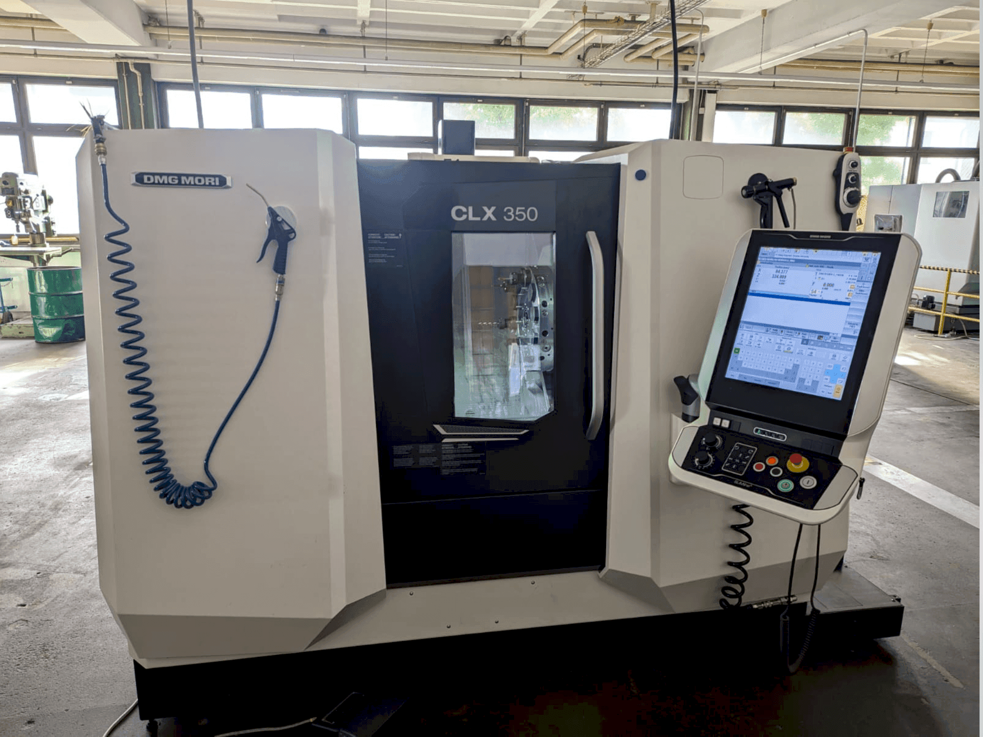 Vista frontal de la máquina DMG MORI CLX 350