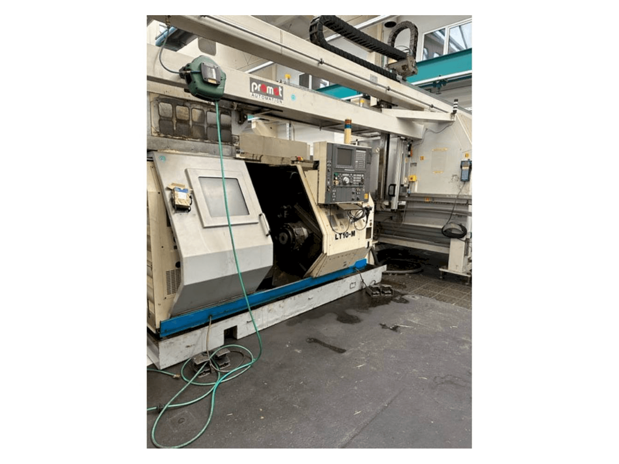 Vista frontal de la máquina Okuma LT10