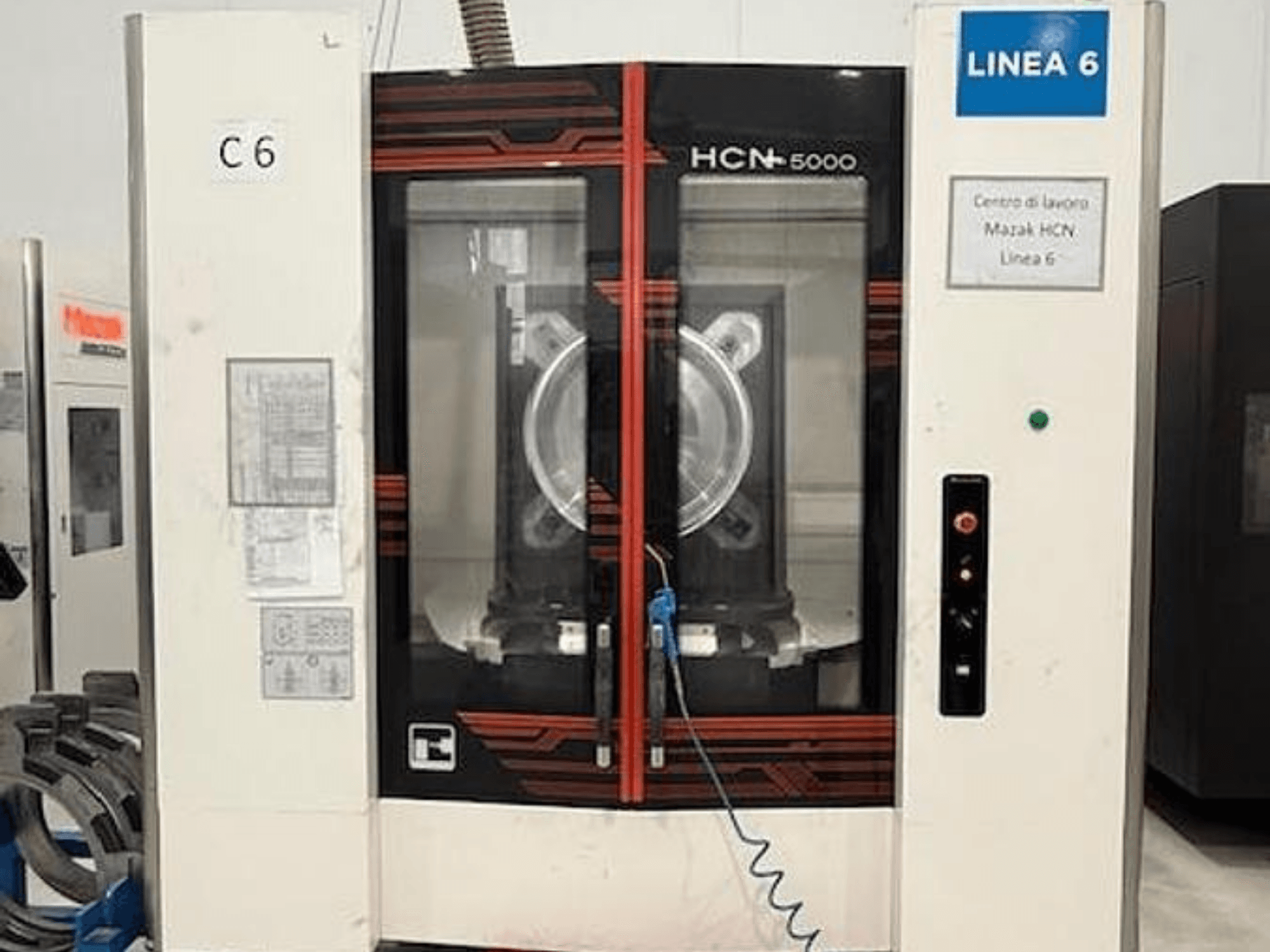 Centro de mecanizado horizontal Mazak HCN-5000: vista frontal en la que se aprecian el panel de control, la amplia zona del husillo y los detalles del espacio de trabajo.