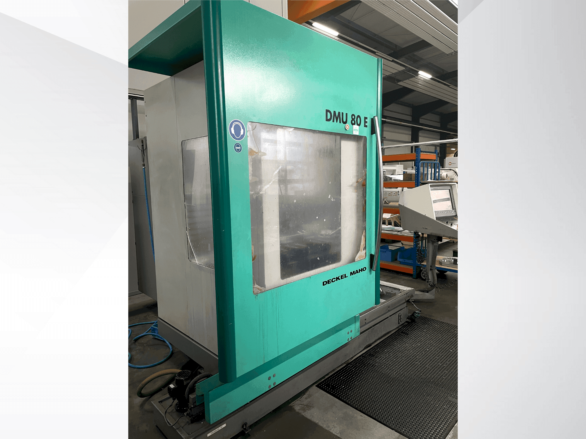 Vista frontal de la máquina DECKEL DMU 80 E