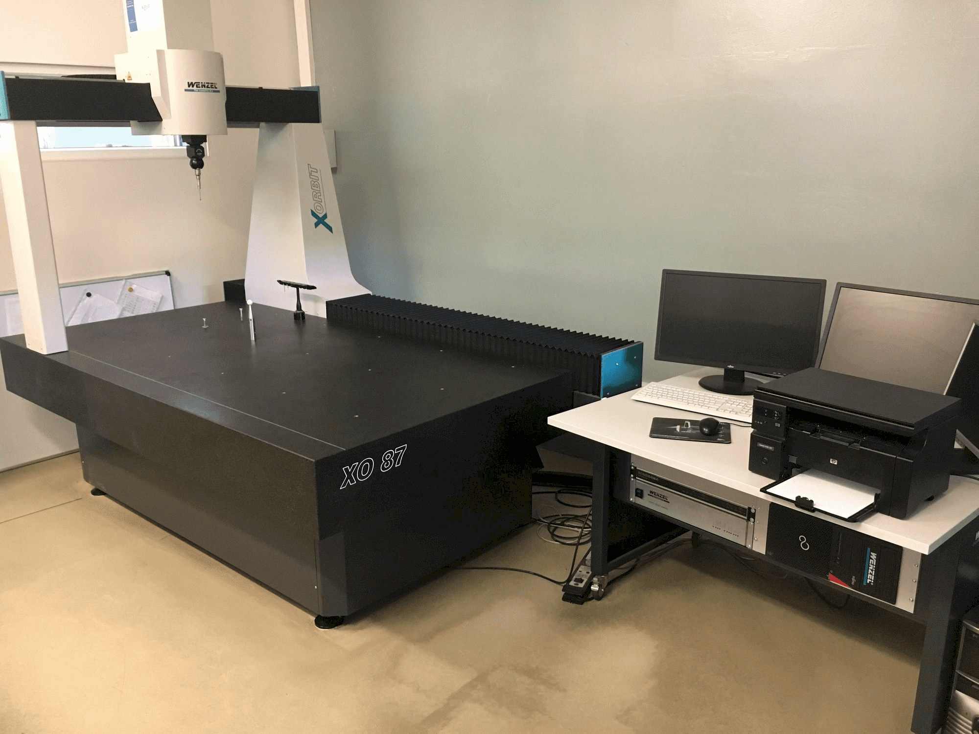 Vista frontal de la máquina Wenzel X-Orbit 800 / 1000 / 700 CNC