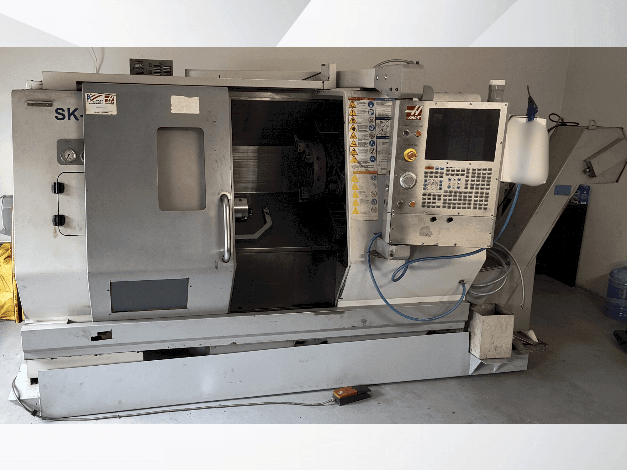 Vista frontal de la máquina HAAS SL-20 THE