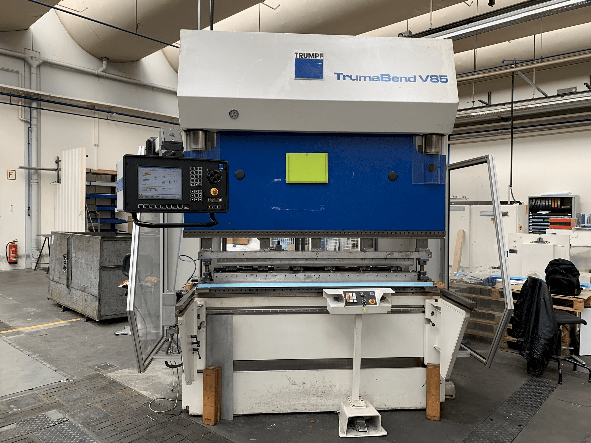 Vista frontal de la máquina Trumpf TrumaBend V85S