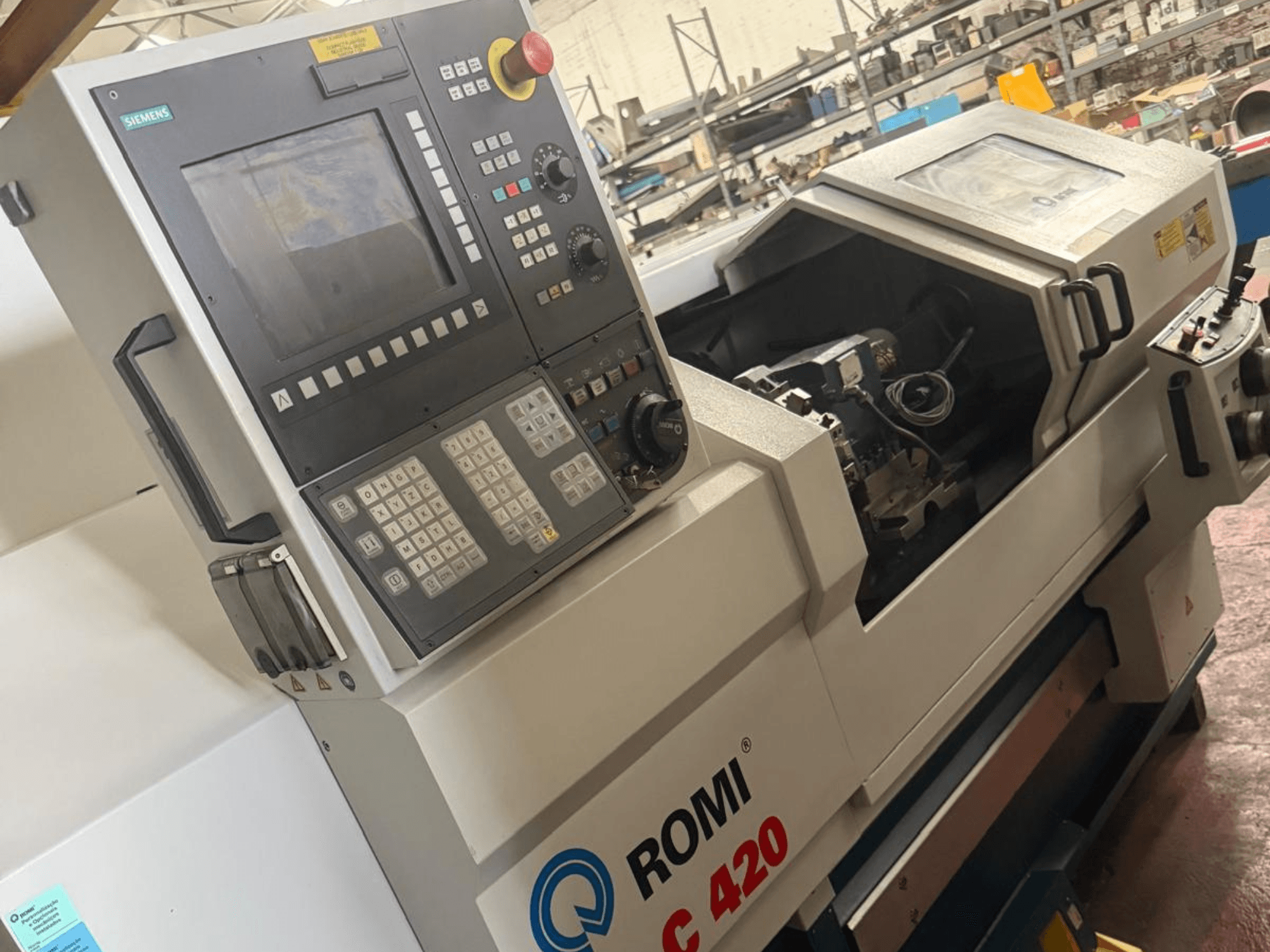 Tornero horizontal Romi C420 con panel de control Siemens, vista lateral mostrando diseño intrincado y controles.