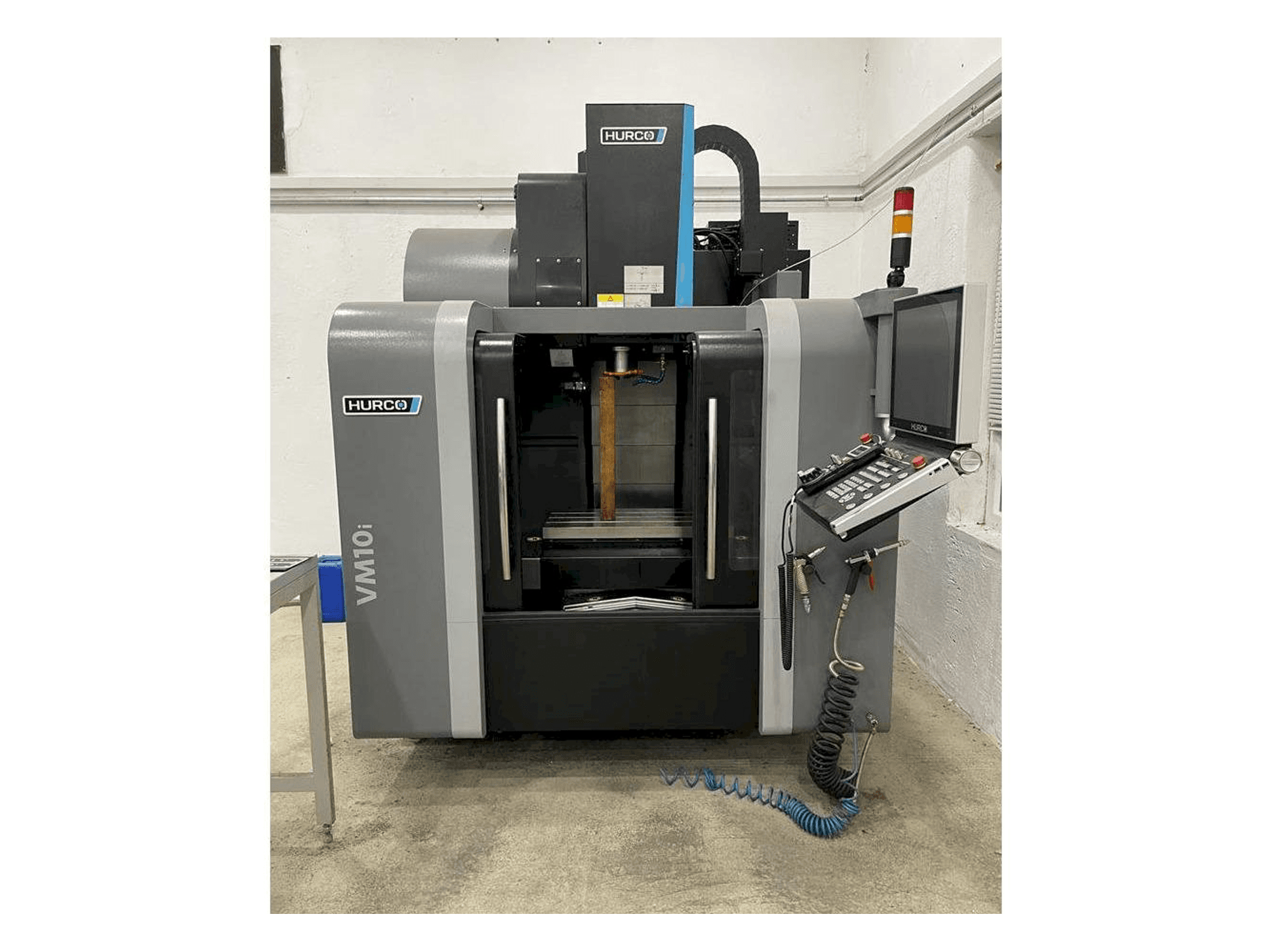 Vista frontal de la máquina Hurco VM 10 i