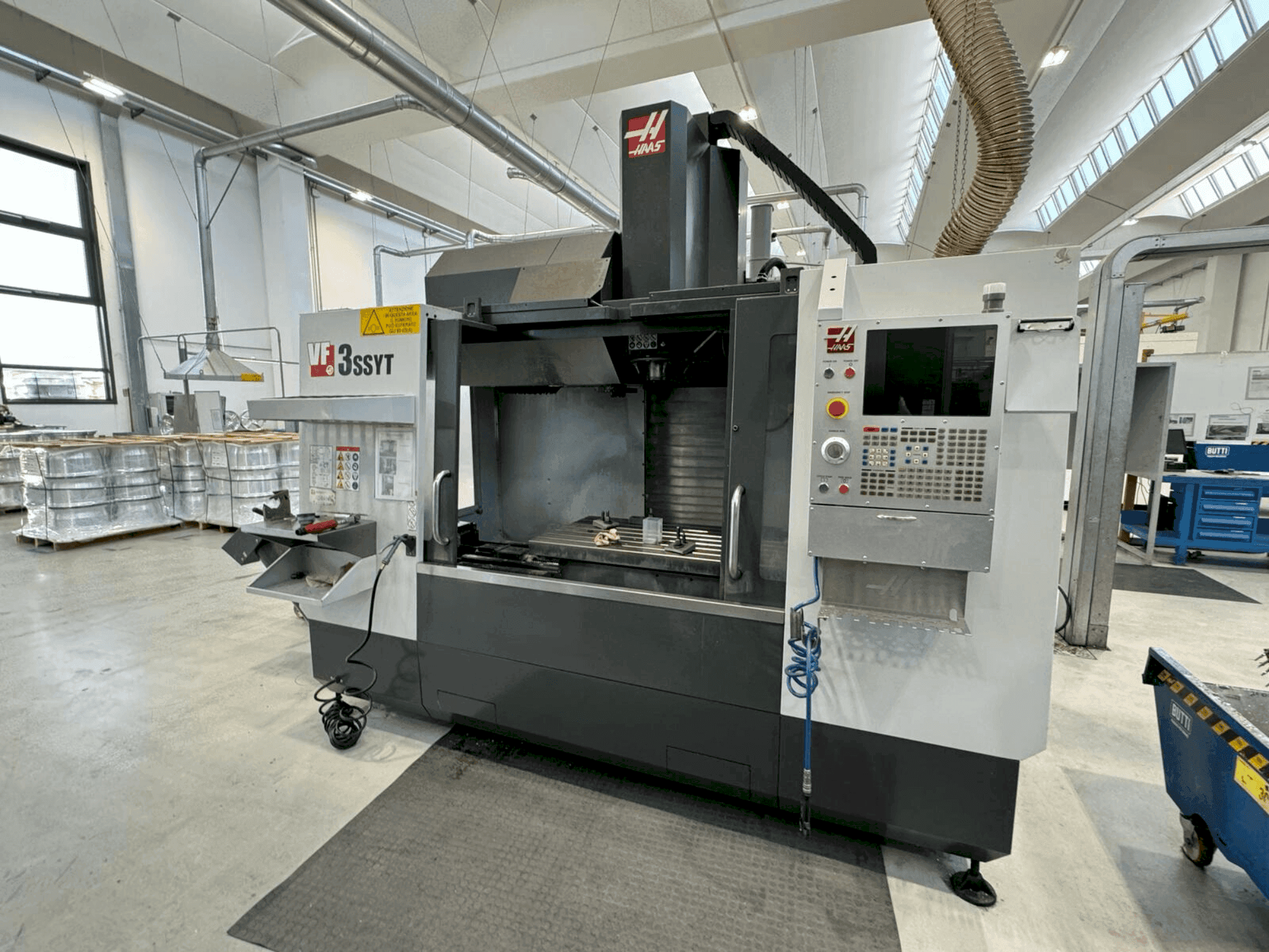 Vista frontal de la máquina HAAS VF-3SSYT