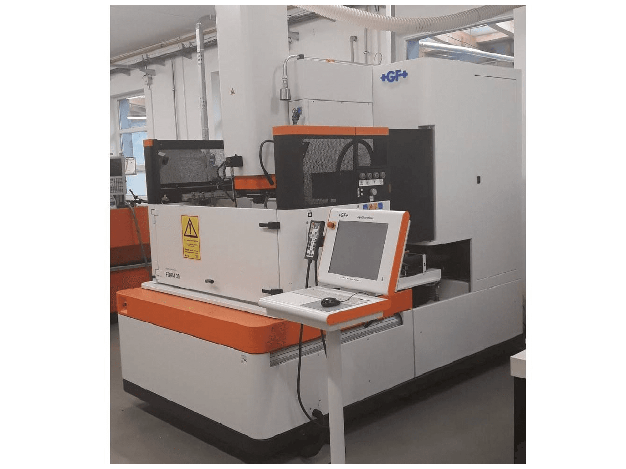 Vista frontal de la máquina AgieCharmilles Form 30