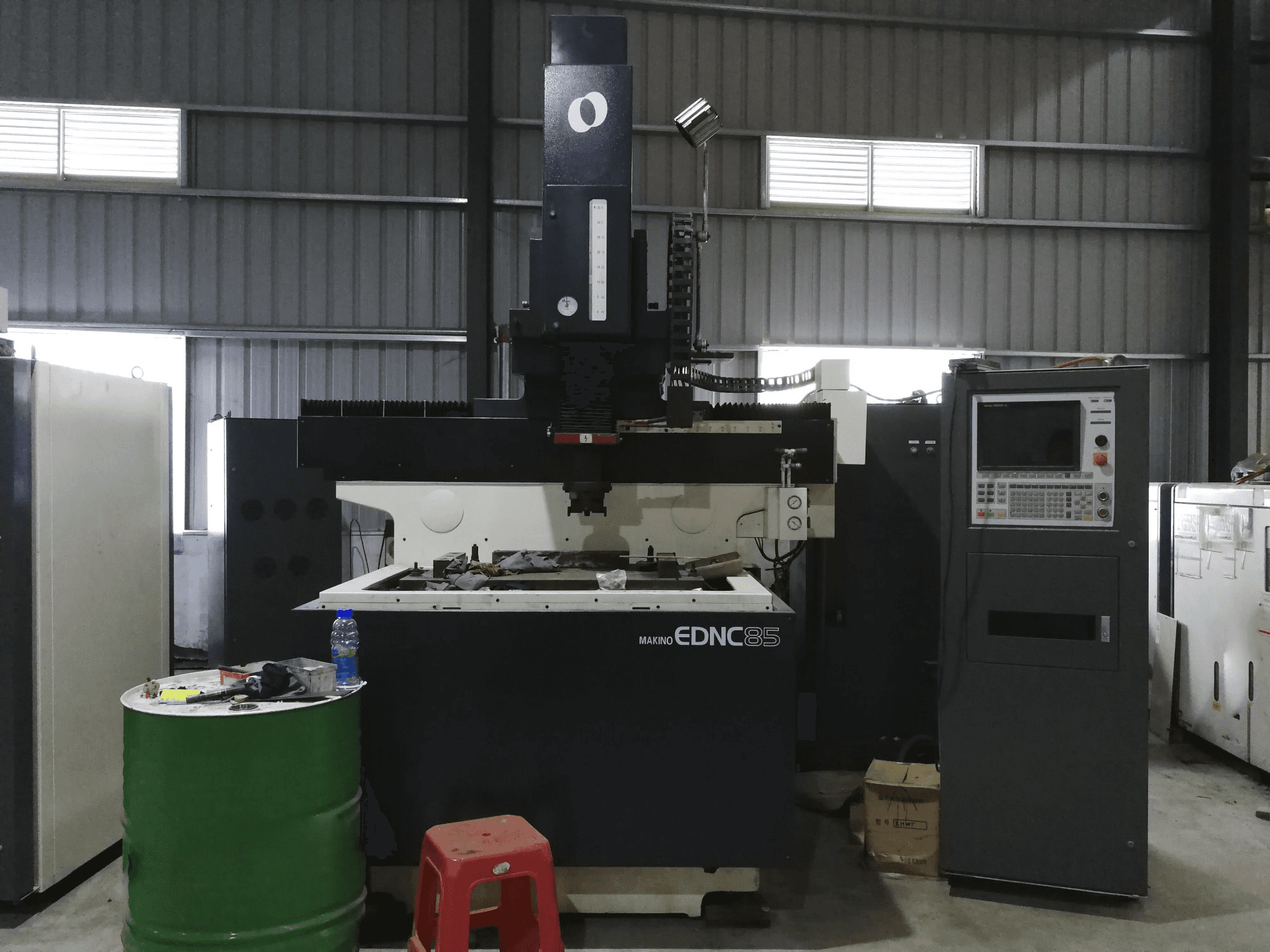 Vista frontal de la máquina Makino EDNC85