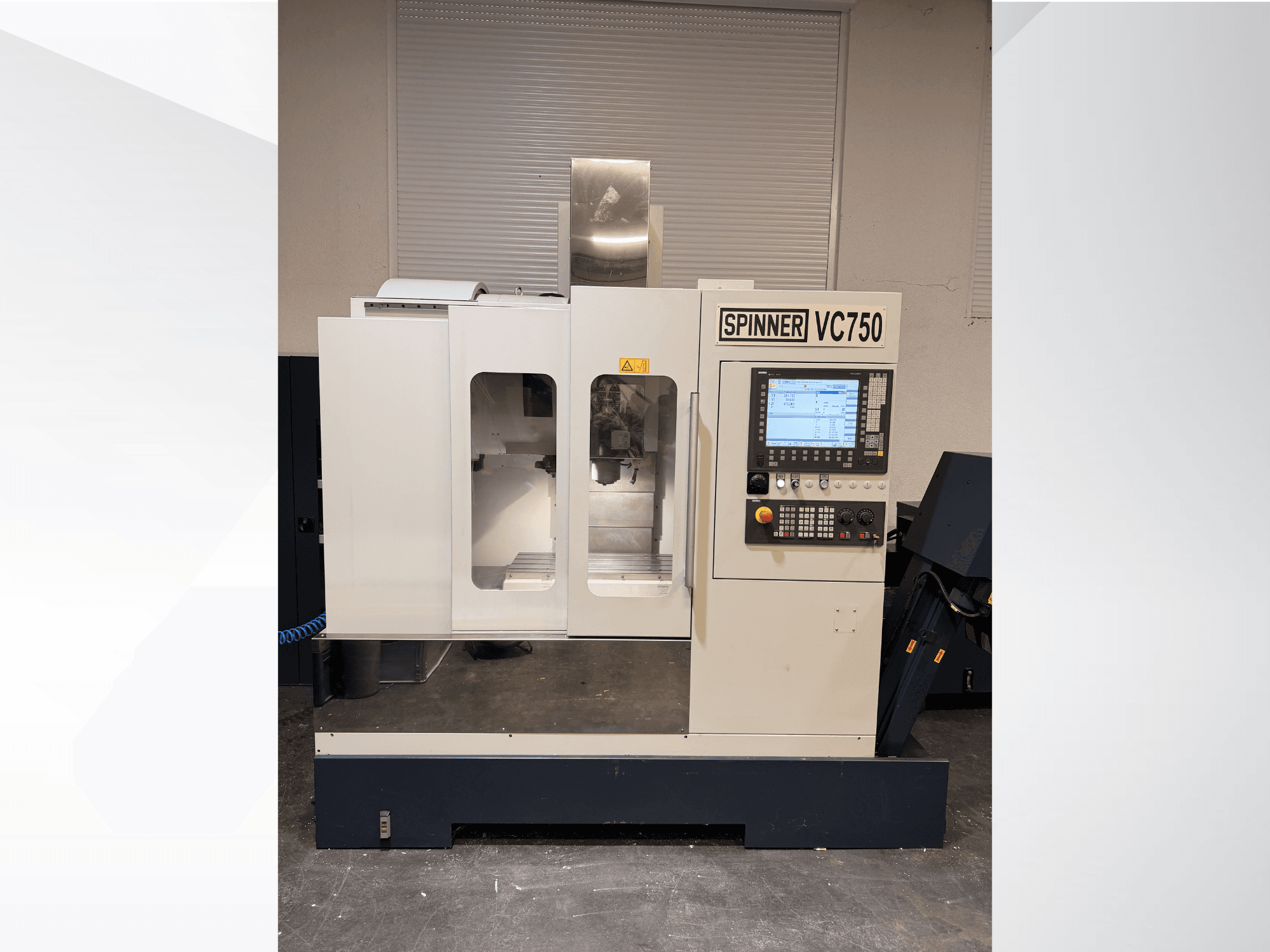 Máquina CNC Spinner VC750 en vista frontal, con panel de control, zona de mecanizado y sistema de refrigeración.