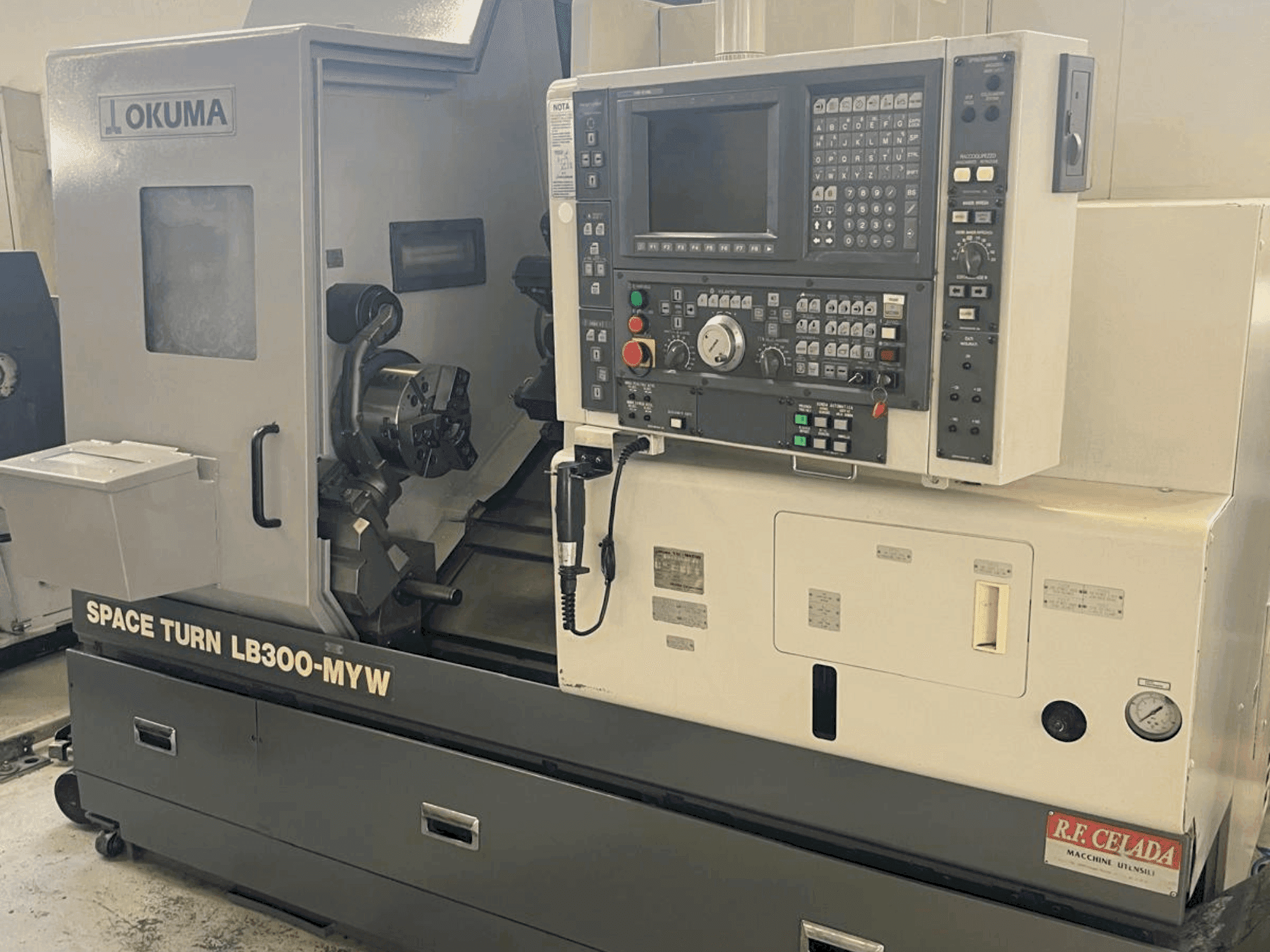 Vista frontal de la máquina Okuma SPACE TURN LB 300 MYW
