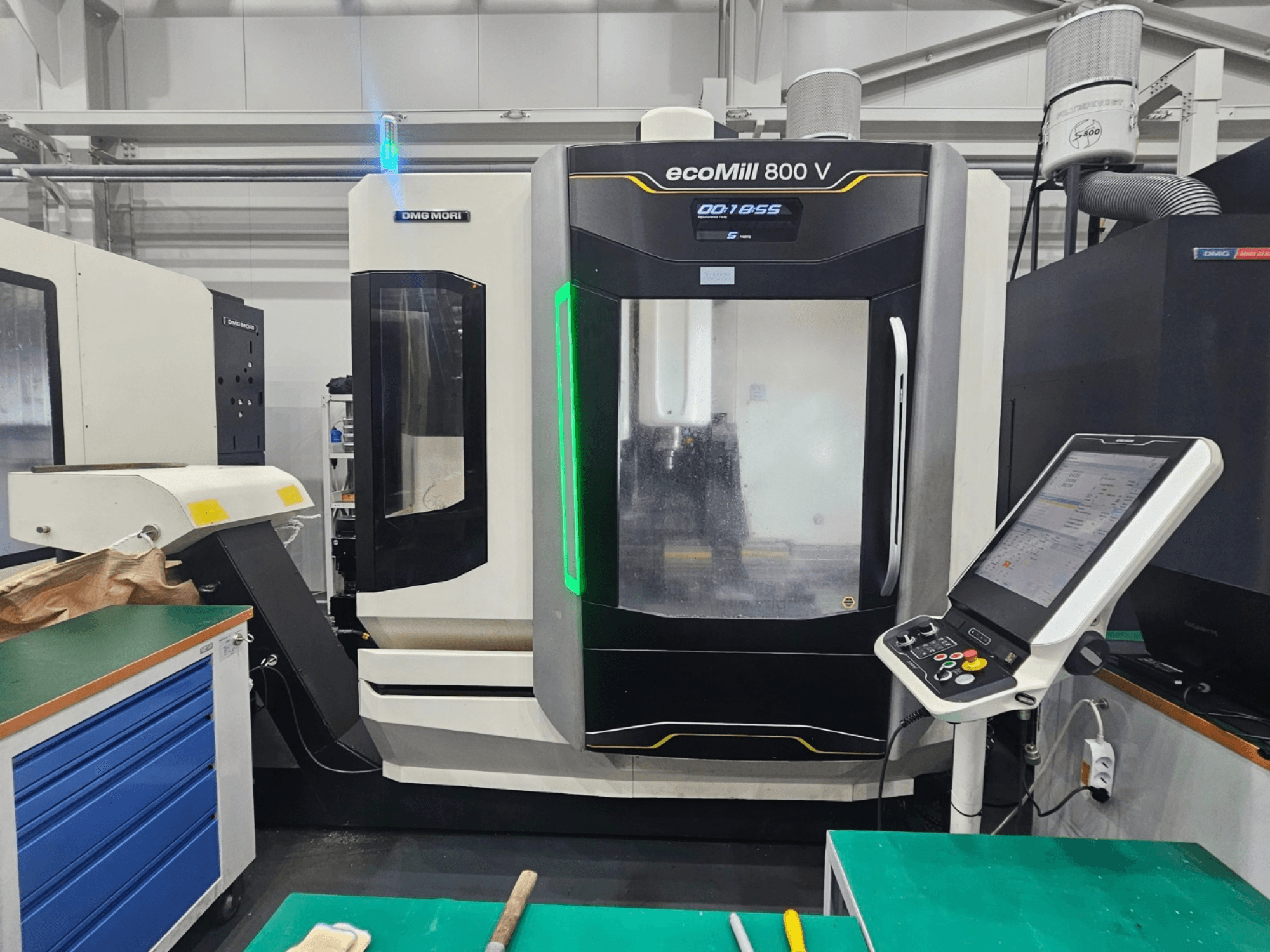 Centro de mecanizado vertical DMG MORI ecoMill 800 V, vista frontal en la que se aprecian el panel de control y los detalles de la máquina.