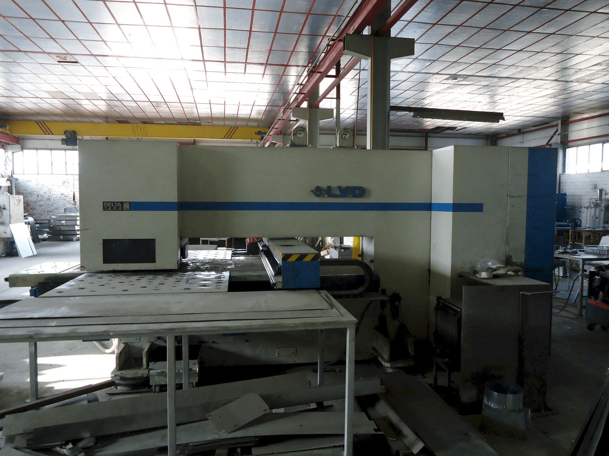 Vista frontal de la máquina LVD delta 1250