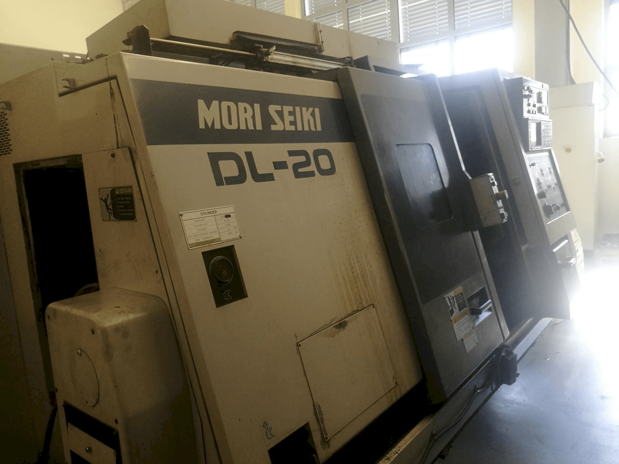 Vista lateral izquierda de la máquina MORI SEIKI DL 20 MC