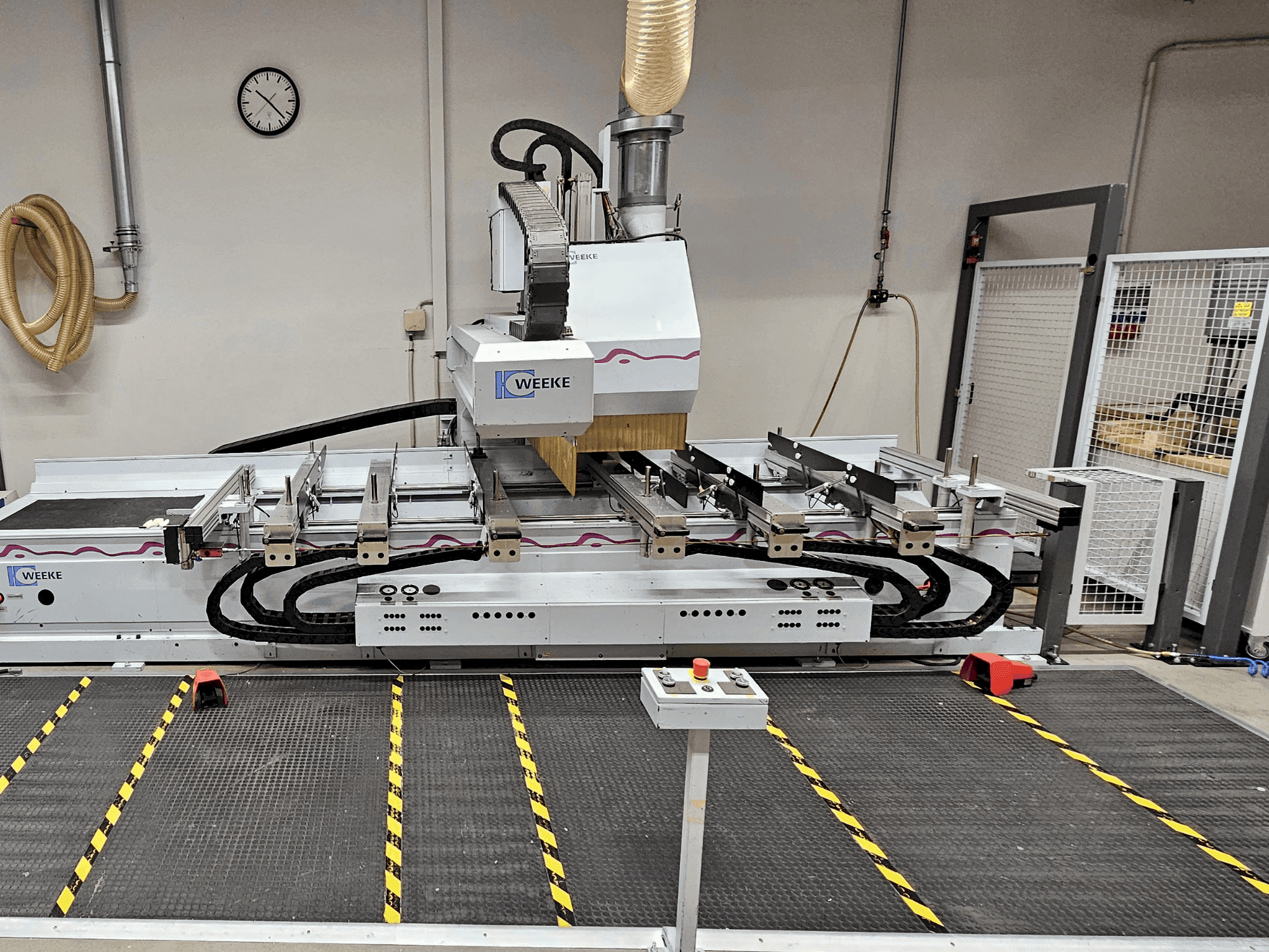 Vista frontal de la máquina Weeke Optimat BHC 550