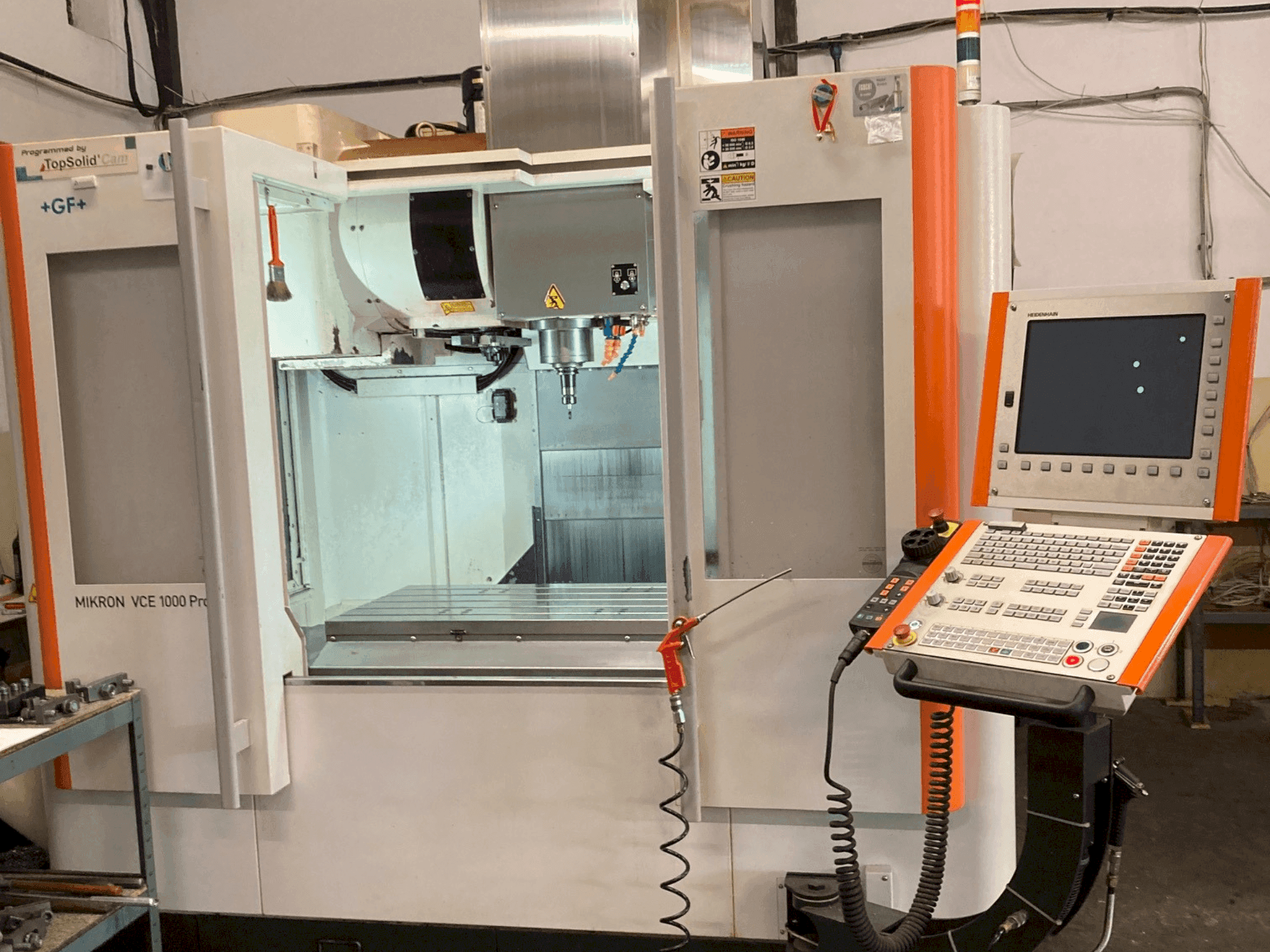 Vista frontal de la máquina +GF+ Mikron VCE 1000 Pro