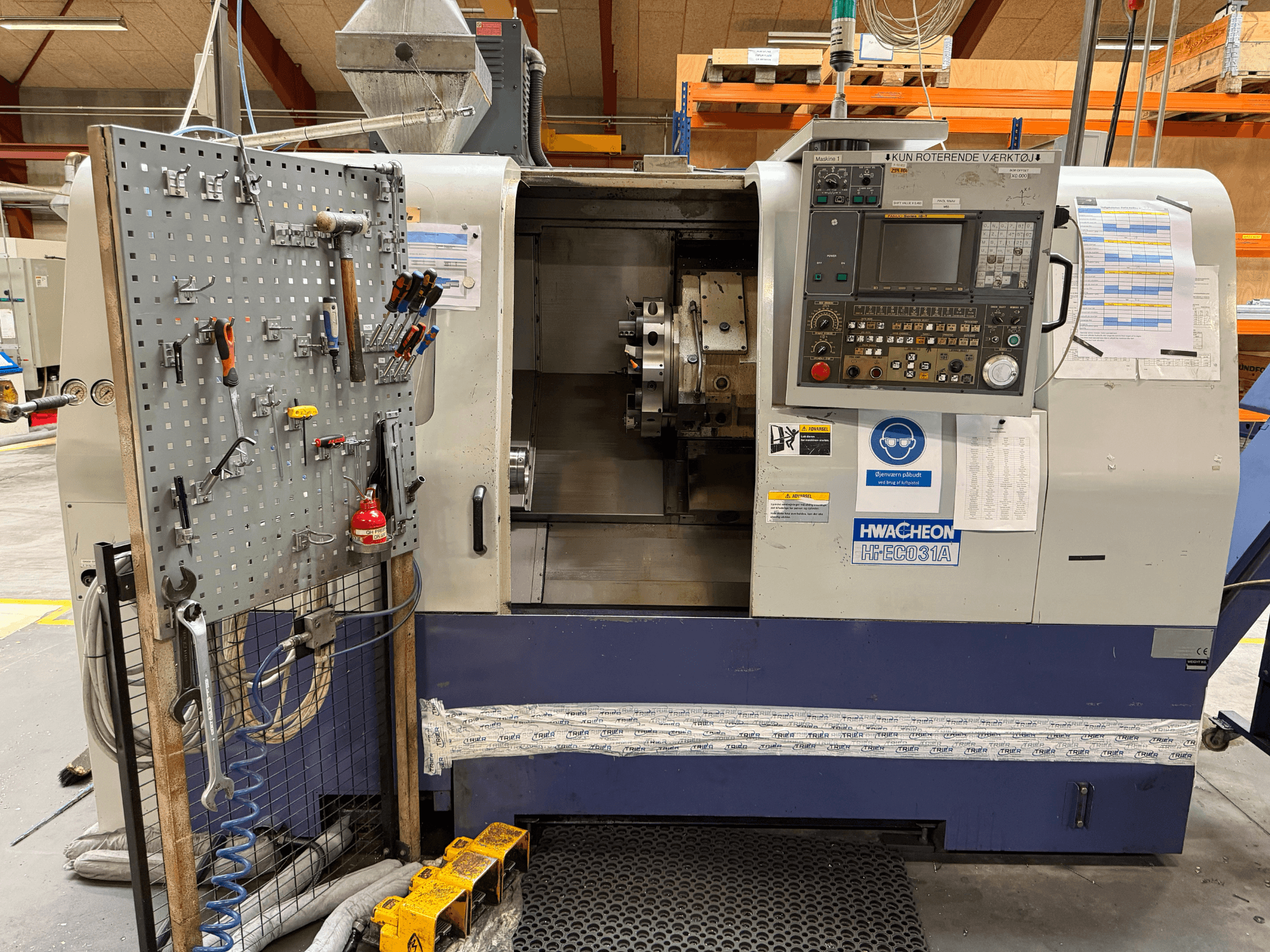 Torno horizontal HWACHEON HiEco-31A con panel de control, herramientas en el lateral y buena visibilidad del interior de la máquina.