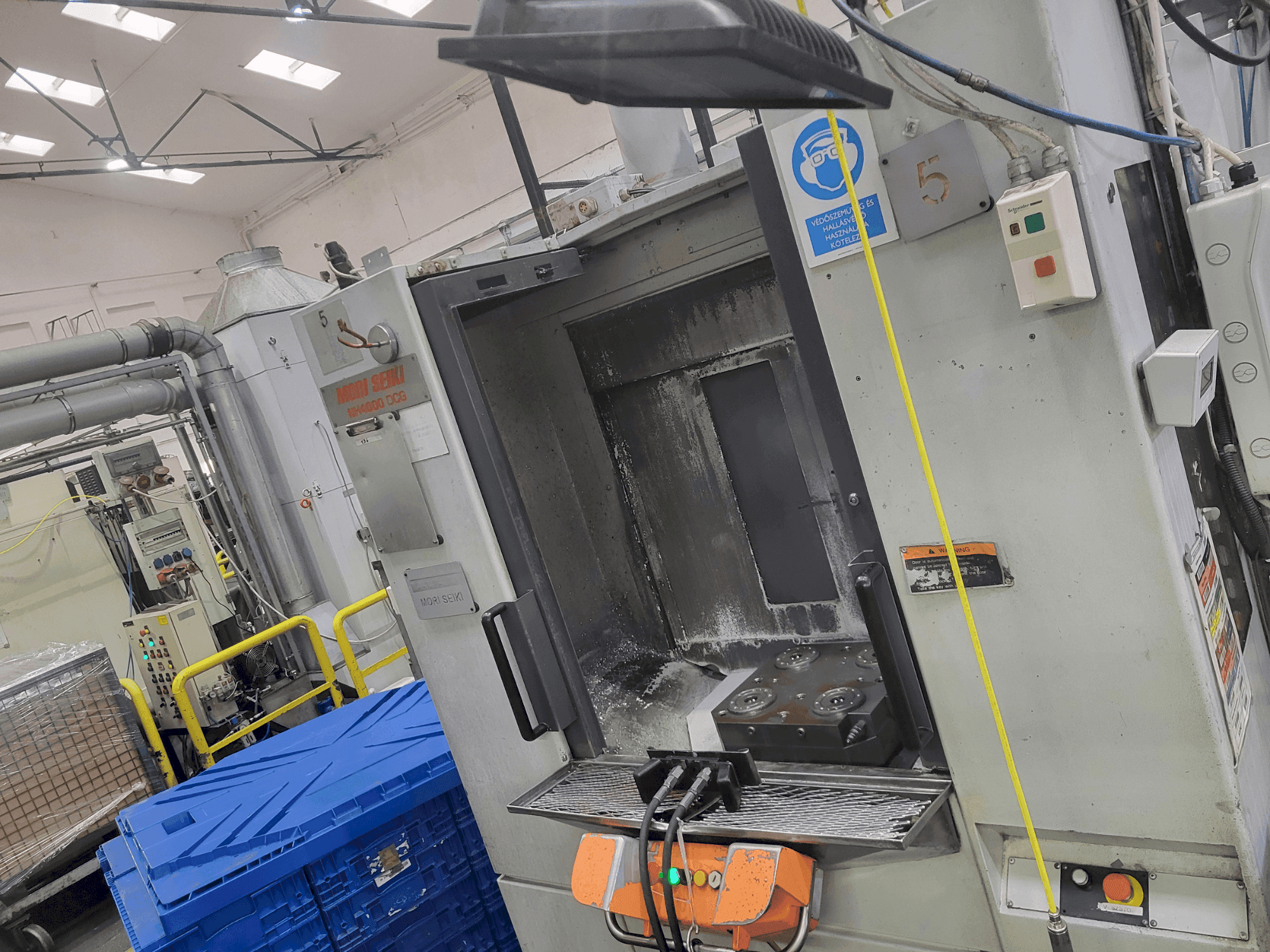 Vista frontal de la máquina MORI SEIKI NH 4000