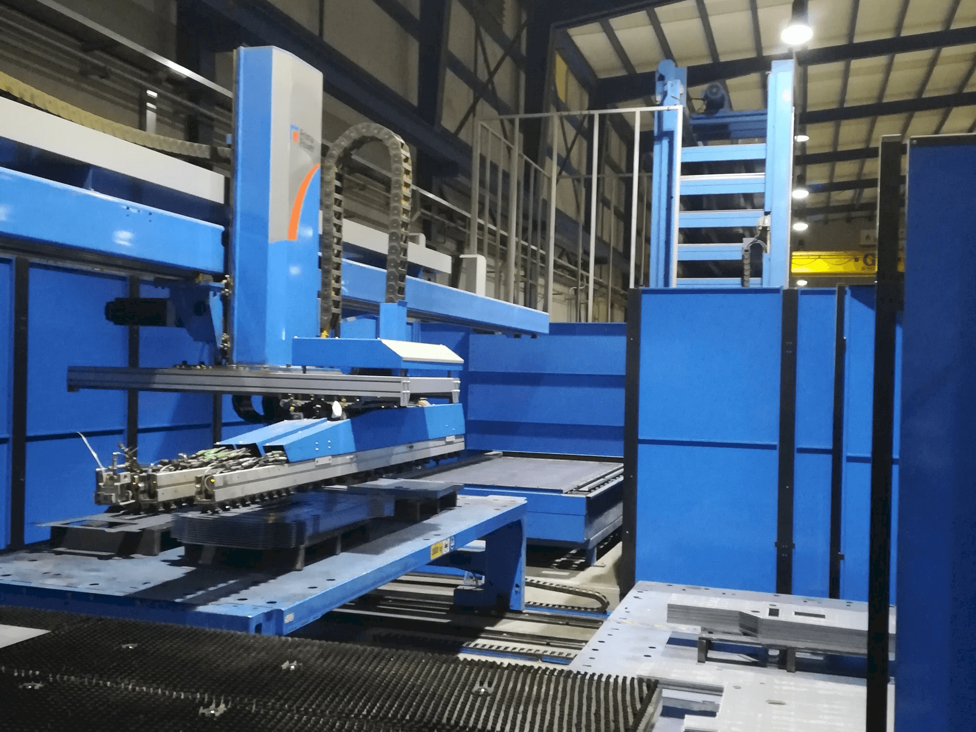 Vista frontal de la máquina Prima Power Lpe 6xf