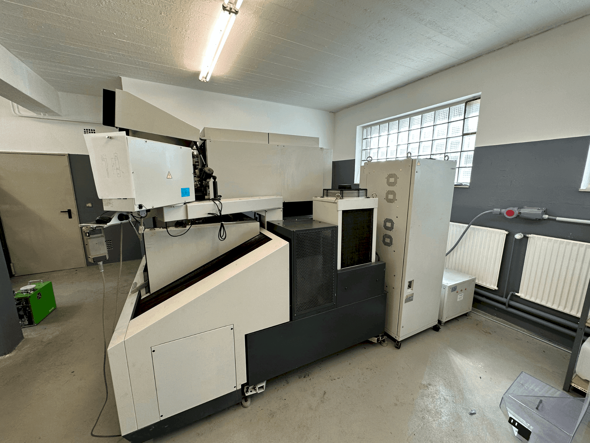 Vista frontal de la máquina Mitsubishi MV1200S