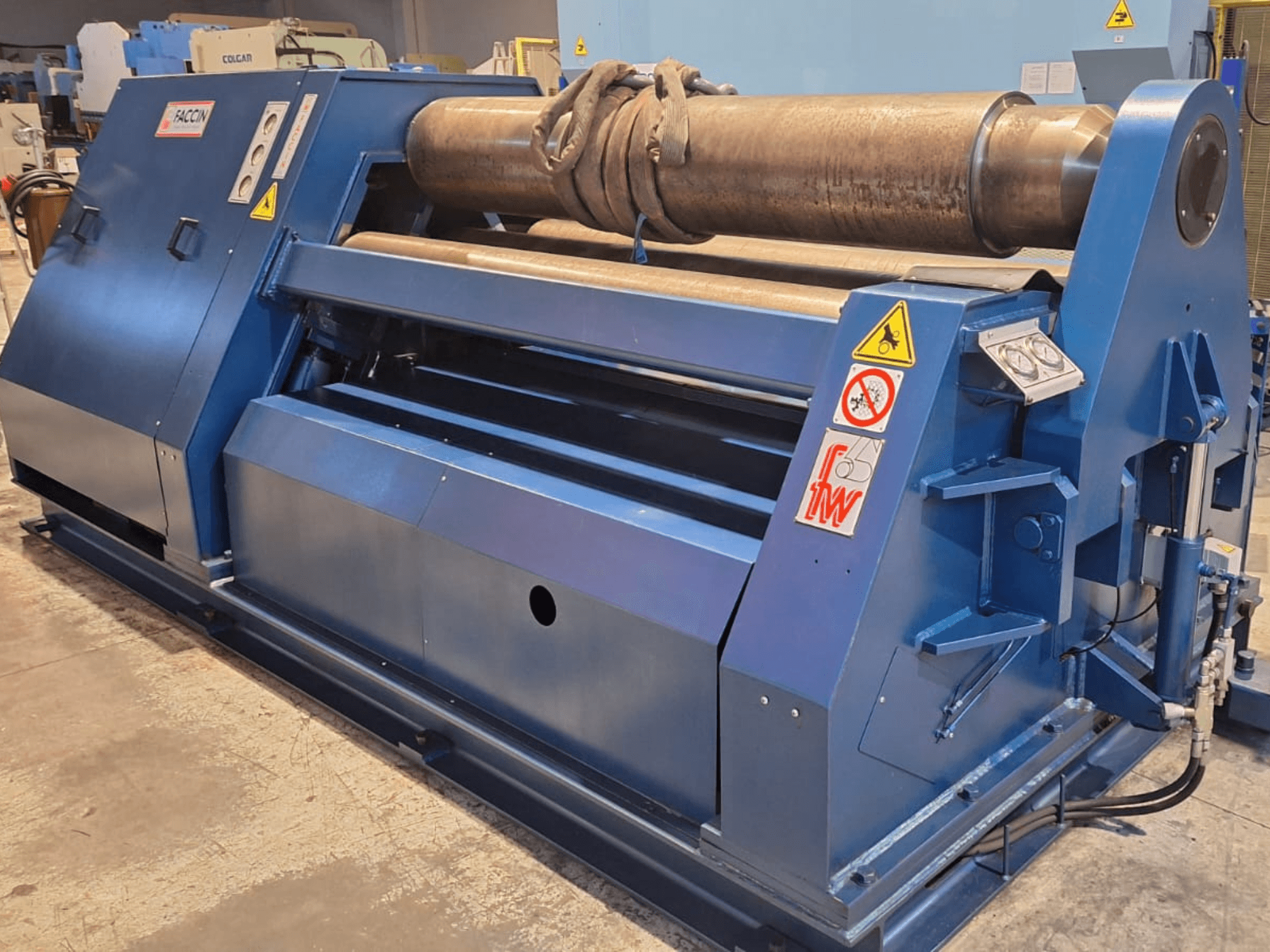 Máquina curvadora de rodillos FACCIN 4HEL 2134 en color azul, vista frontal, en la que se aprecian el panel de control y el cilindro metálico curvado en la parte superior.