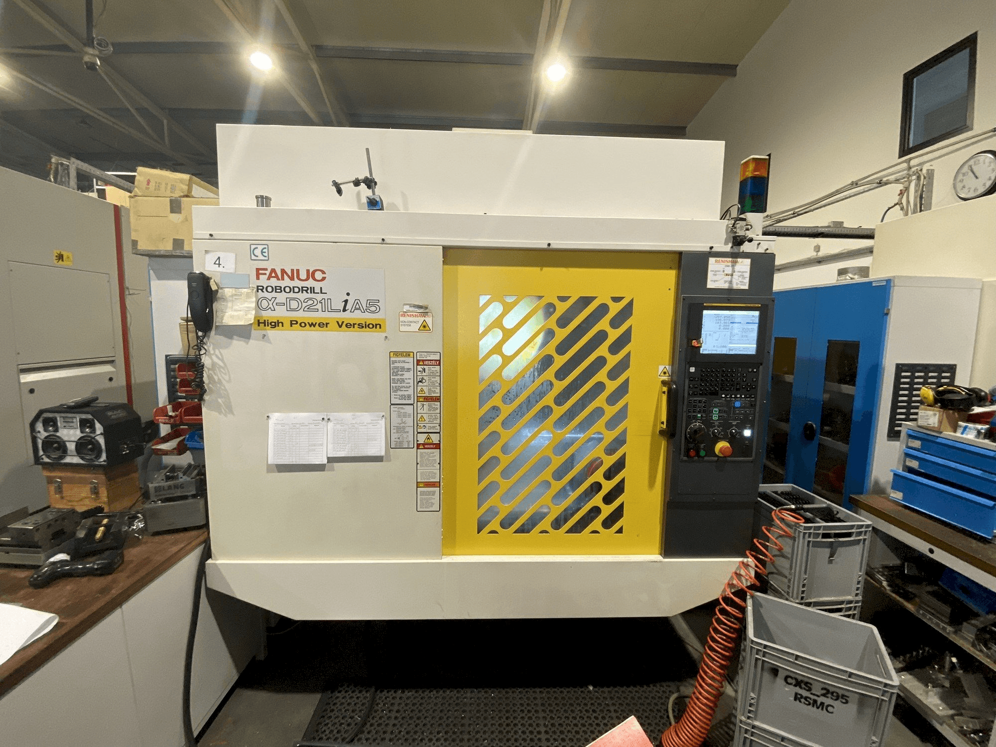 Vista frontal de la máquina FANUC Robodrill Alpha D21LiB5
