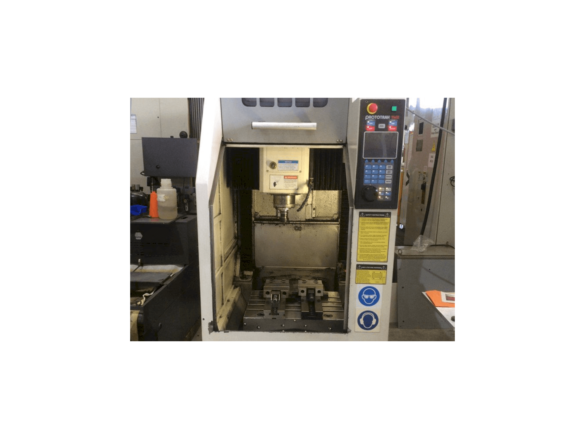 Vista frontal de la máquina XYZ 2-OP