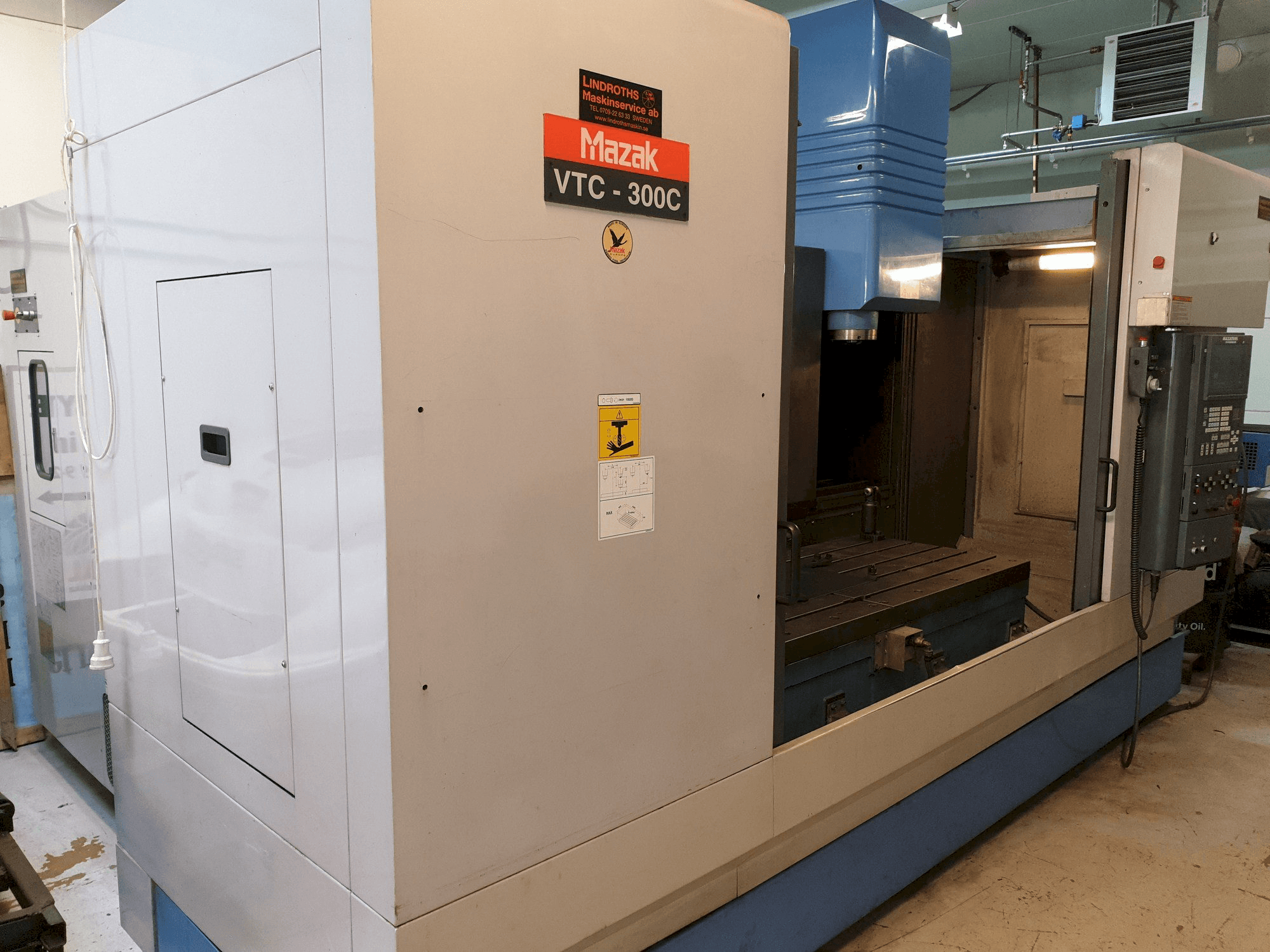 Vista lateral izquierda de la máquina Mazak VTC-300C