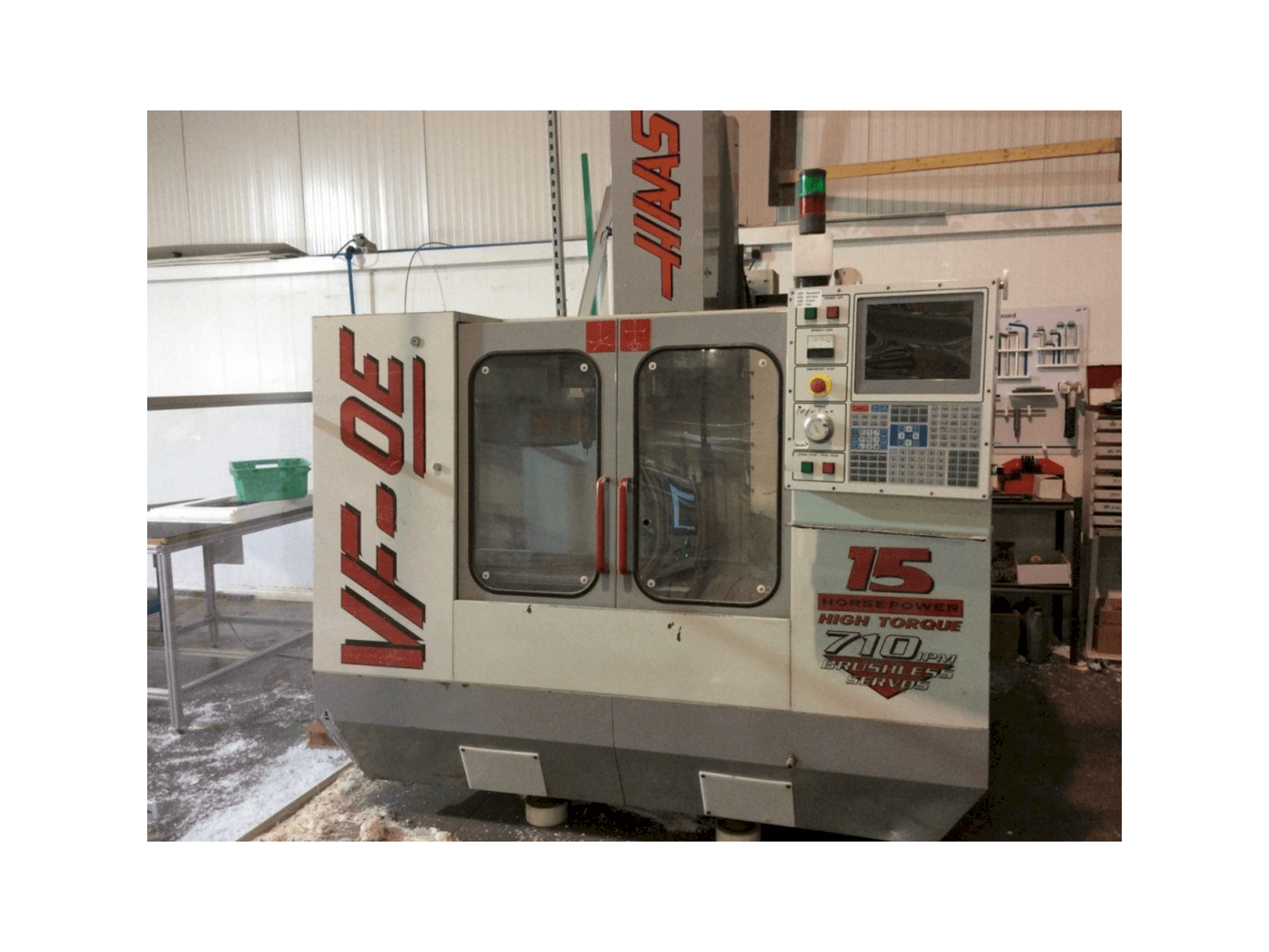 Vista frontal de la máquina HAAS VF-OE