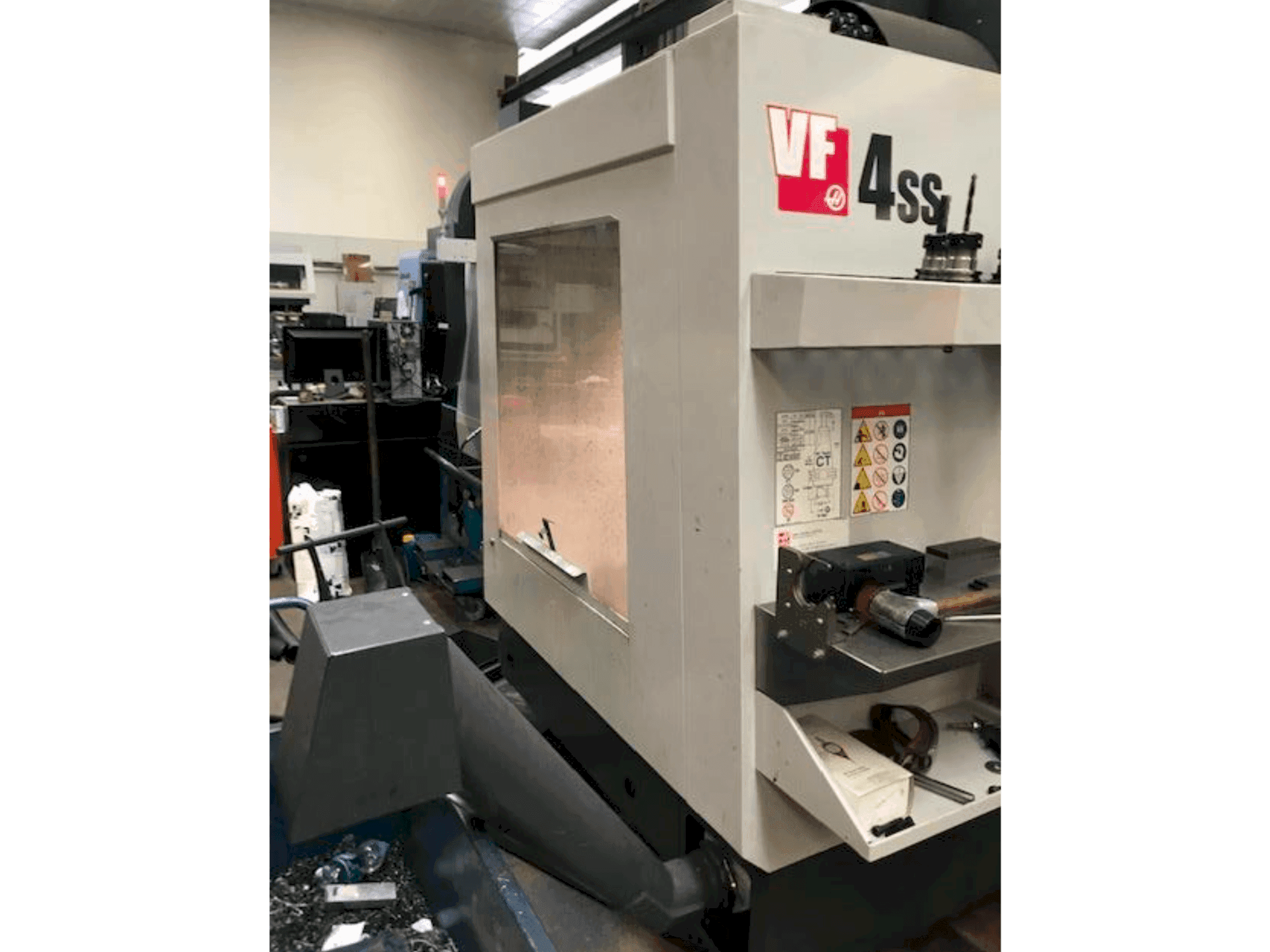 Vista lateral izquierda de la máquina HAAS VF 4 SS