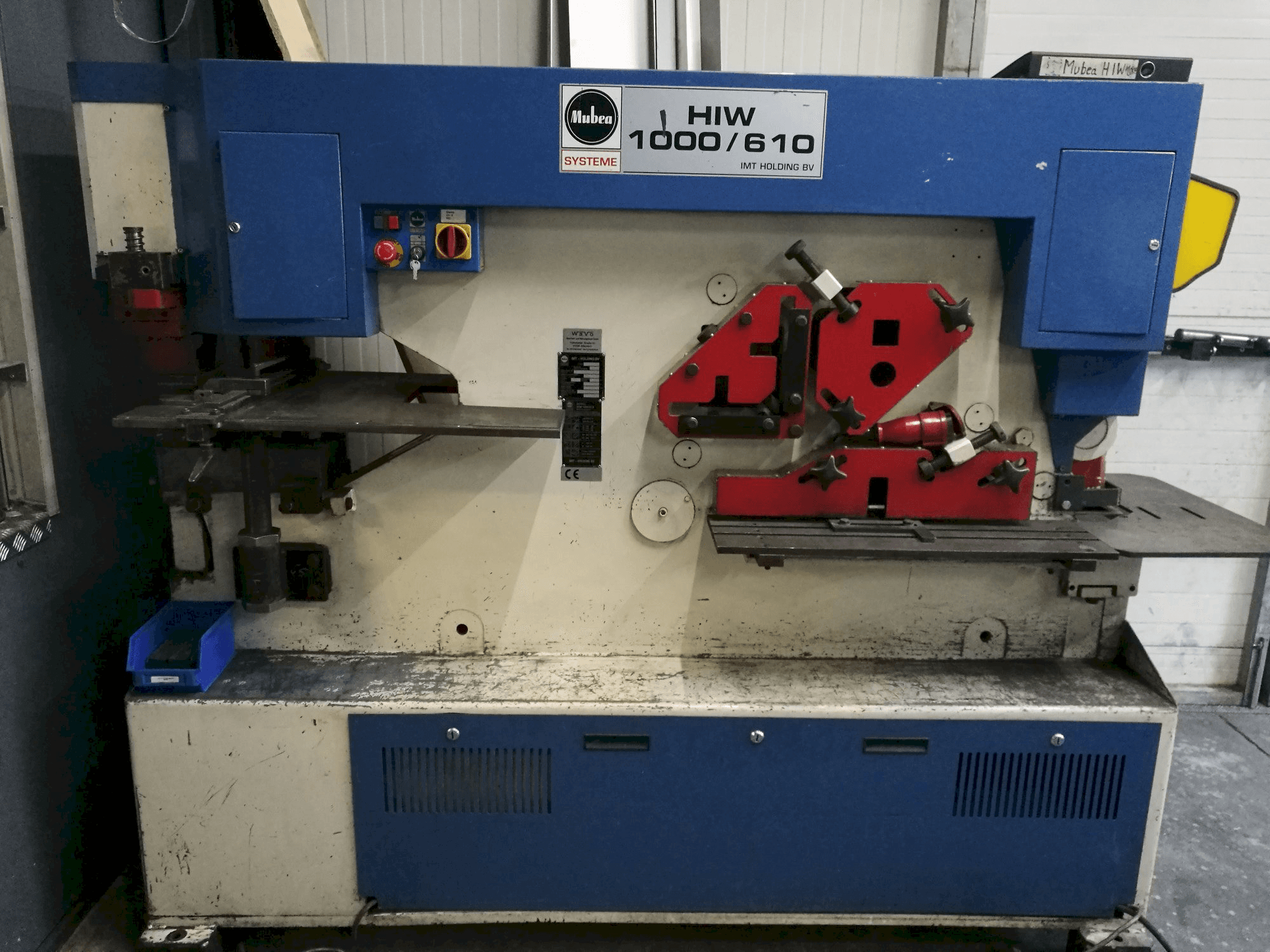 Vista frontal de la máquina Mubea HIW 1000/610
