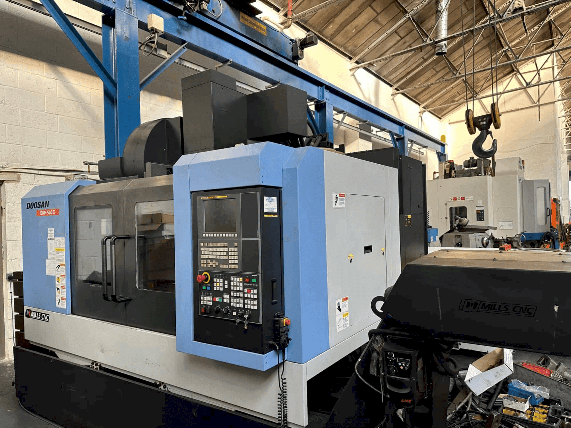 Vista frontal de la máquina DOOSAN DNM 500 II