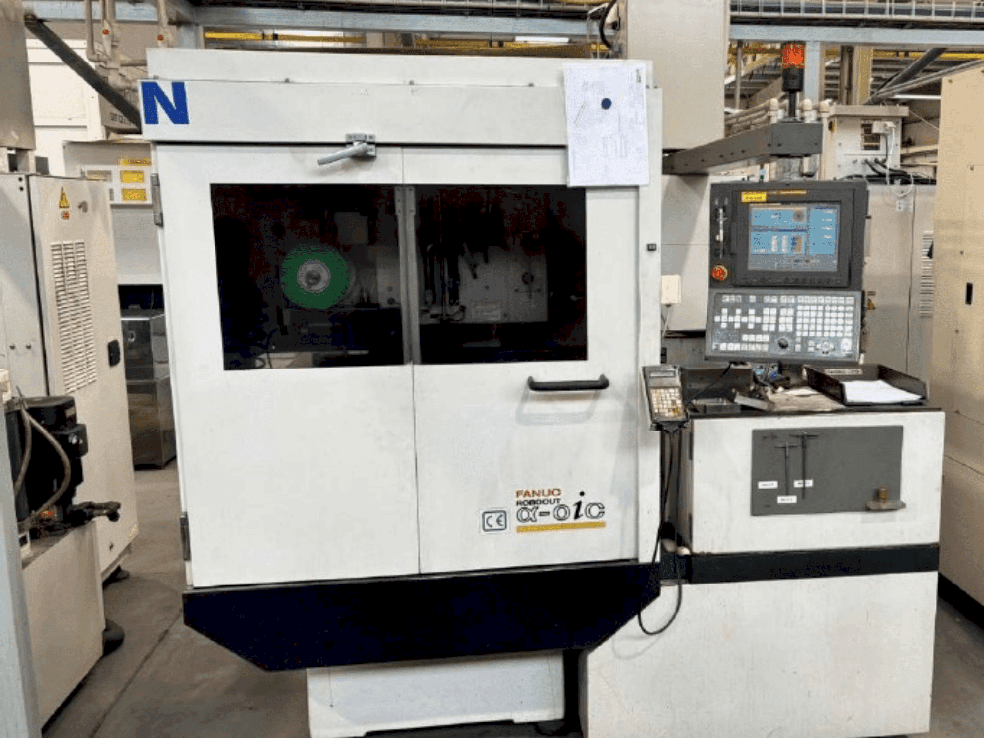 Vista frontal de la máquina FANUC Robocut alpha-0iC
