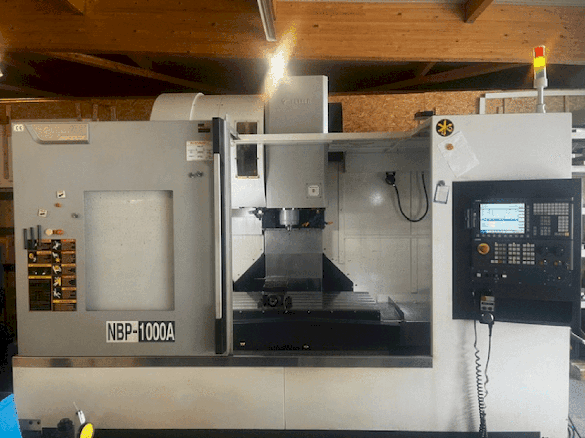 Vista frontal de la máquina Feeler NBP 1000A