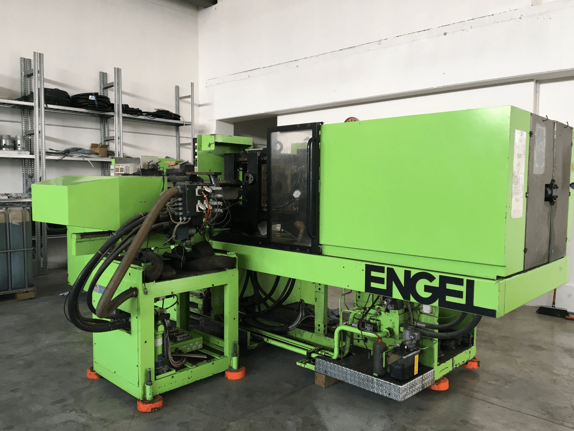 Vista derecha de la máquina ENGEL ES 600H/330L/125H-2F