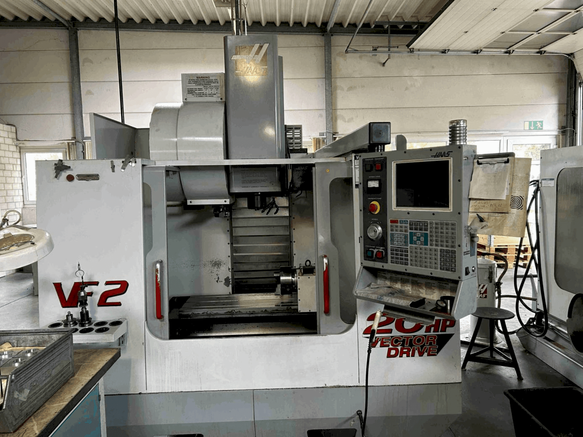 Vista frontal de la máquina HAAS VF2 HE