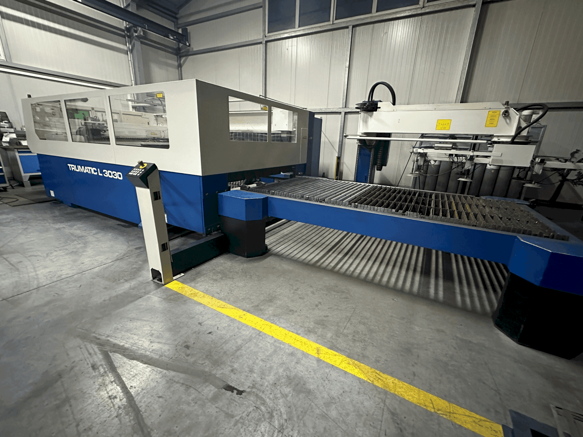 Vista frontal de la máquina TRUMPF LoadMaster