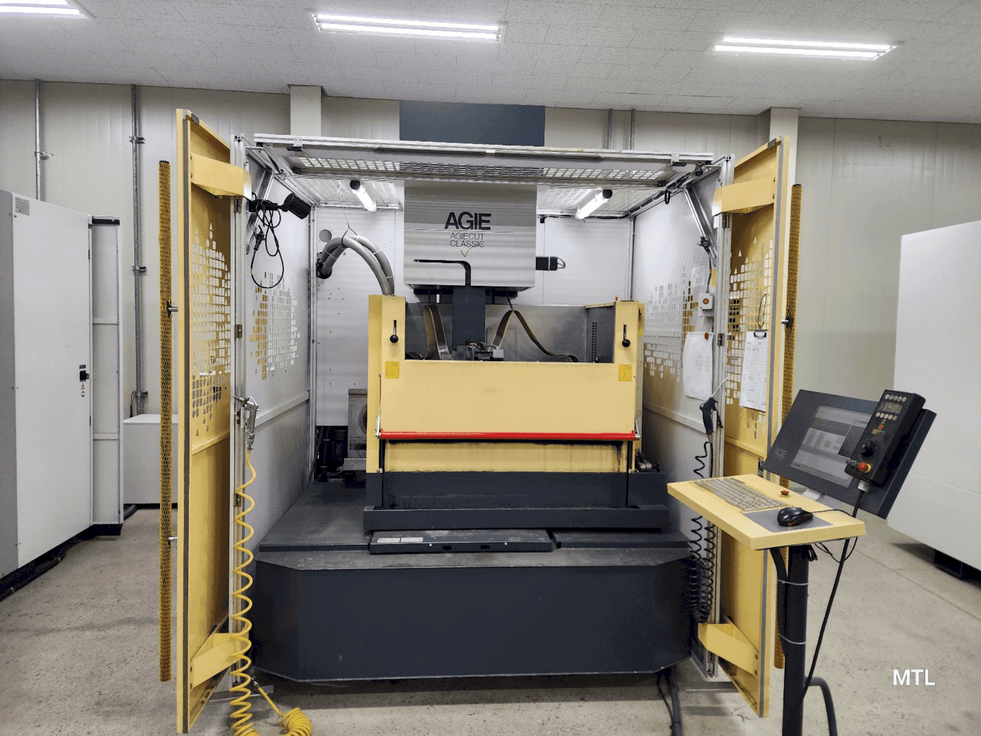 Vista frontal de la máquina AgieCharmilles Agiecut Classic V3