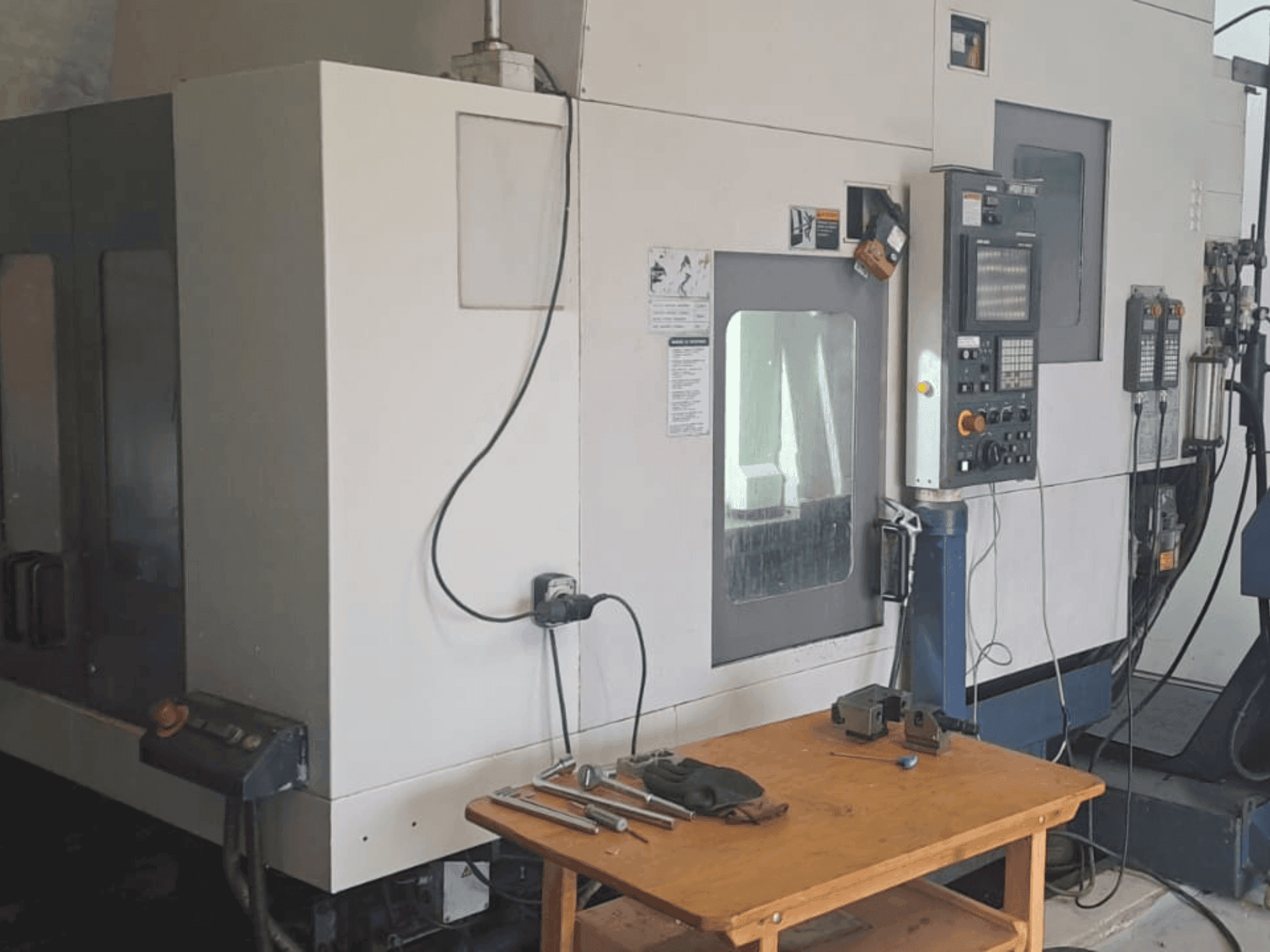 Vista frontal de la máquina MORI SEIKI CV-500