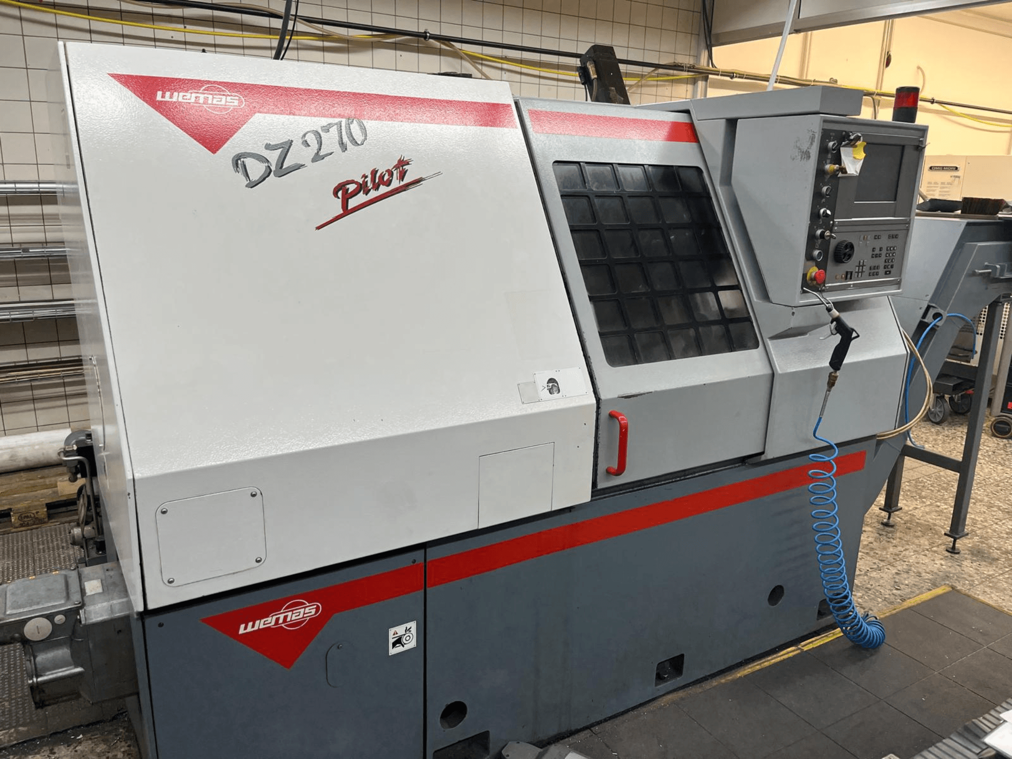 Tornero horizontal WEMAS DZ 270 desde una vista frontal, con panel de control, ventilación y dispositivos de seguridad.