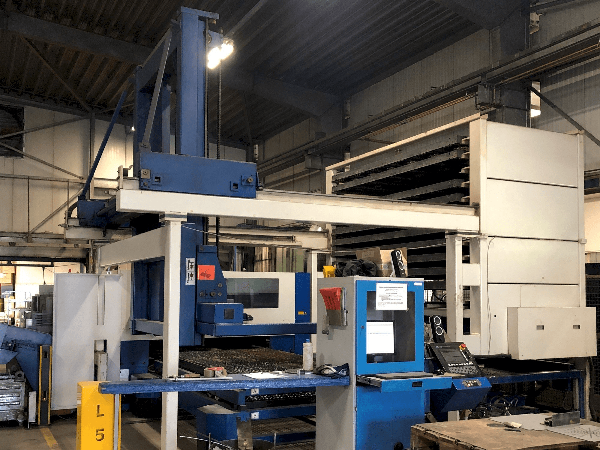 Vista frontal de la máquina Trumpf Trumatic L3050