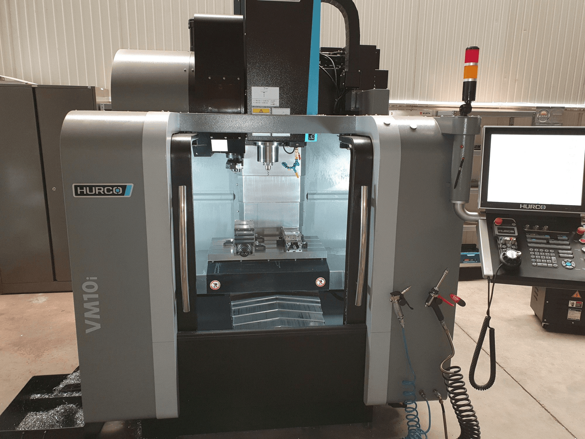 Vista frontal de la máquina Hurco VM10i