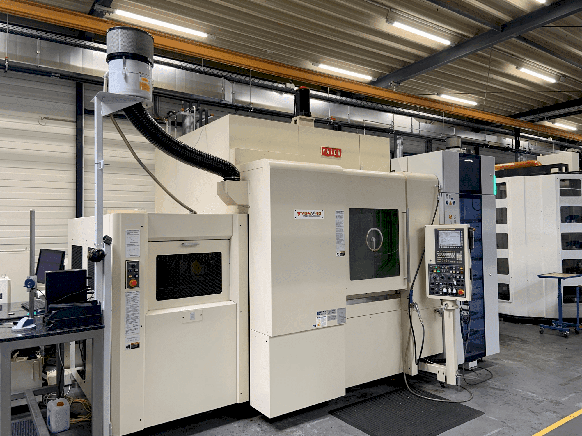 Vista frontal de la máquina YASDA YBM Vi40