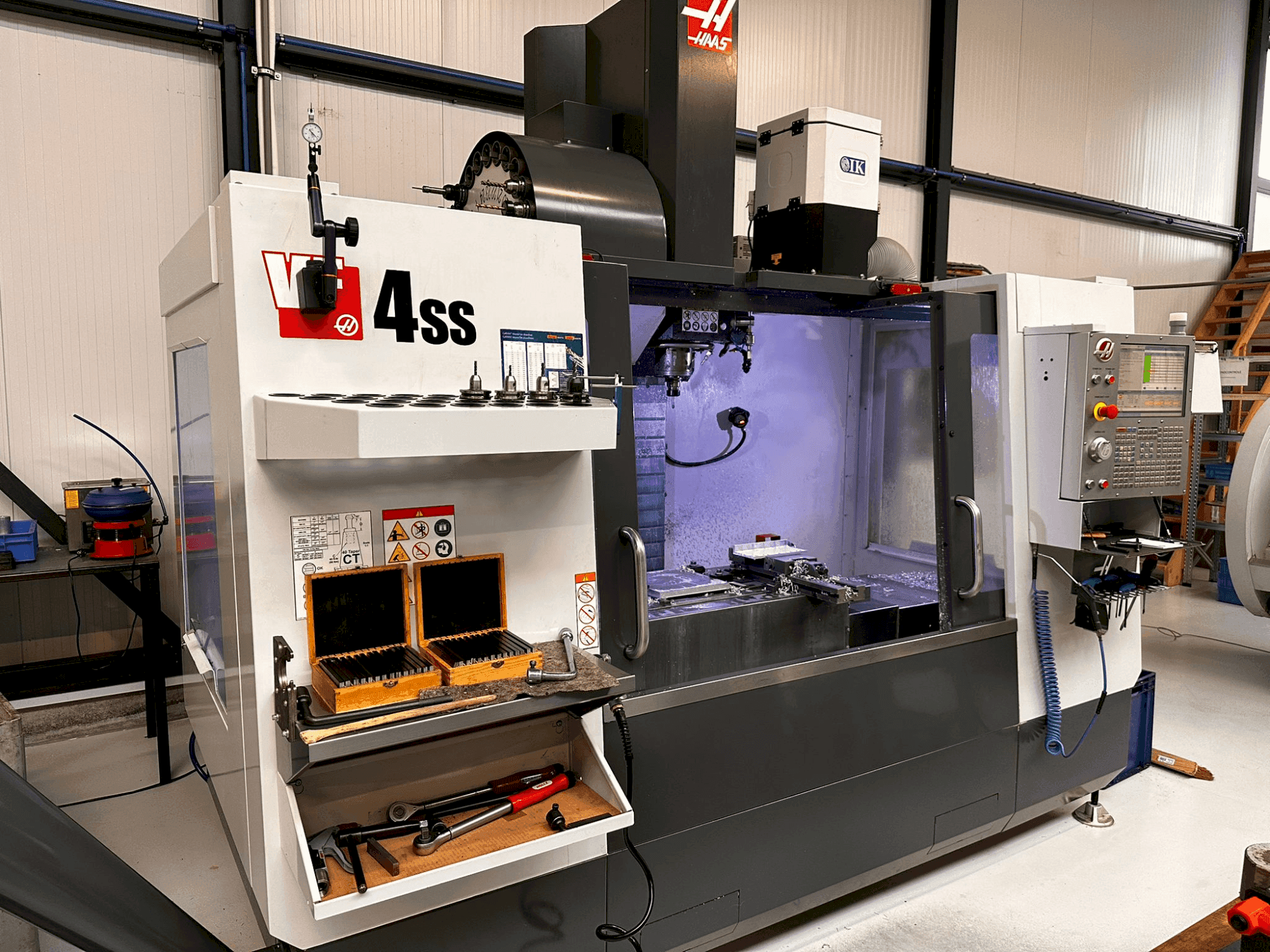 Vista frontal de la máquina HAAS VF-4SS