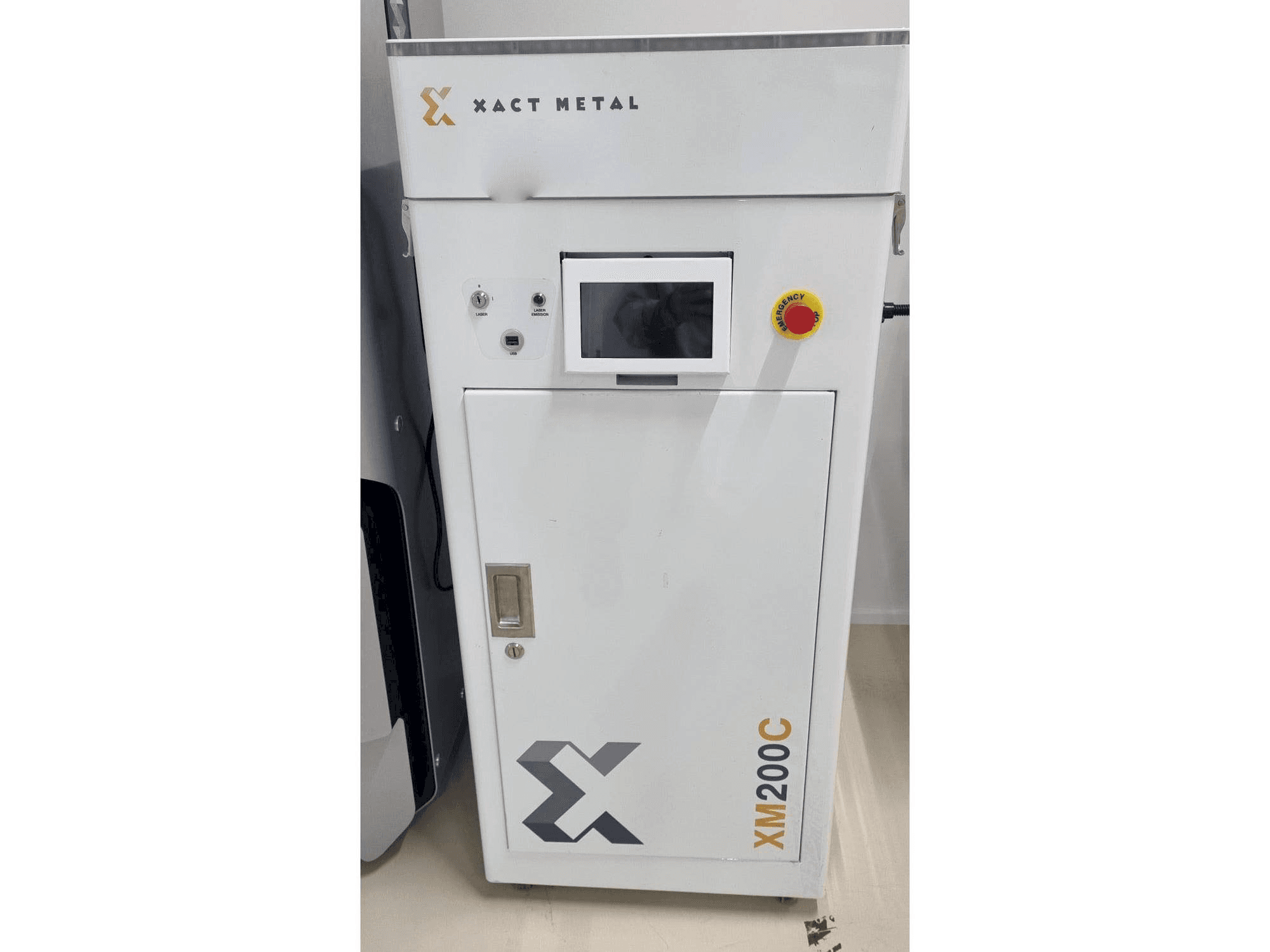 Vista frontal de la máquina XACT METAL XM200C-E