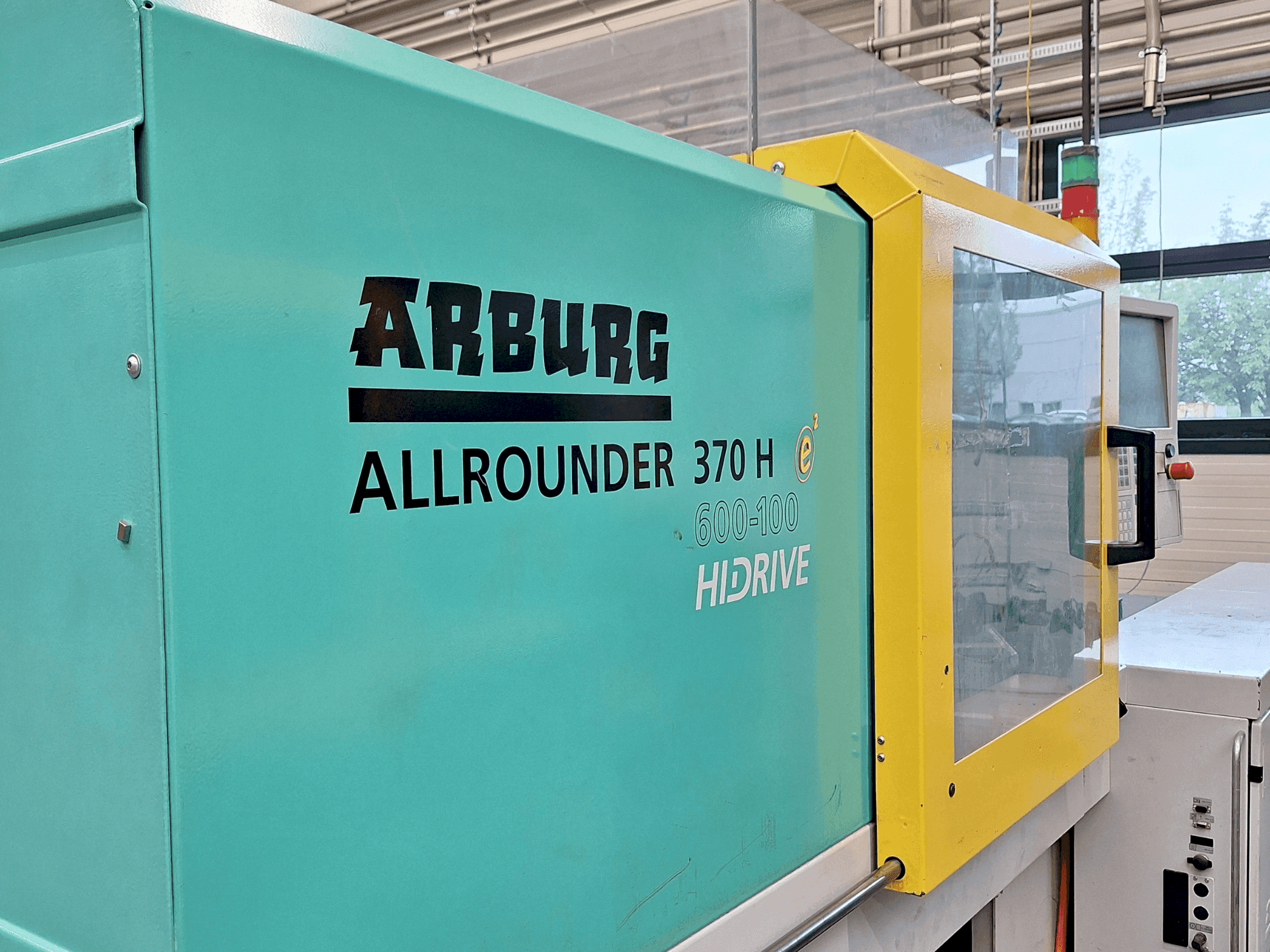Vista frontal de la máquina Arburg Allrounder 370 H 600-100