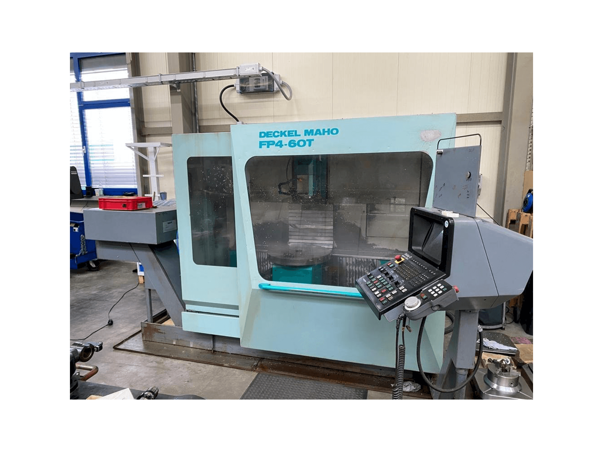 Vista frontal de la máquina DECKEL MAHO FP4-60 T