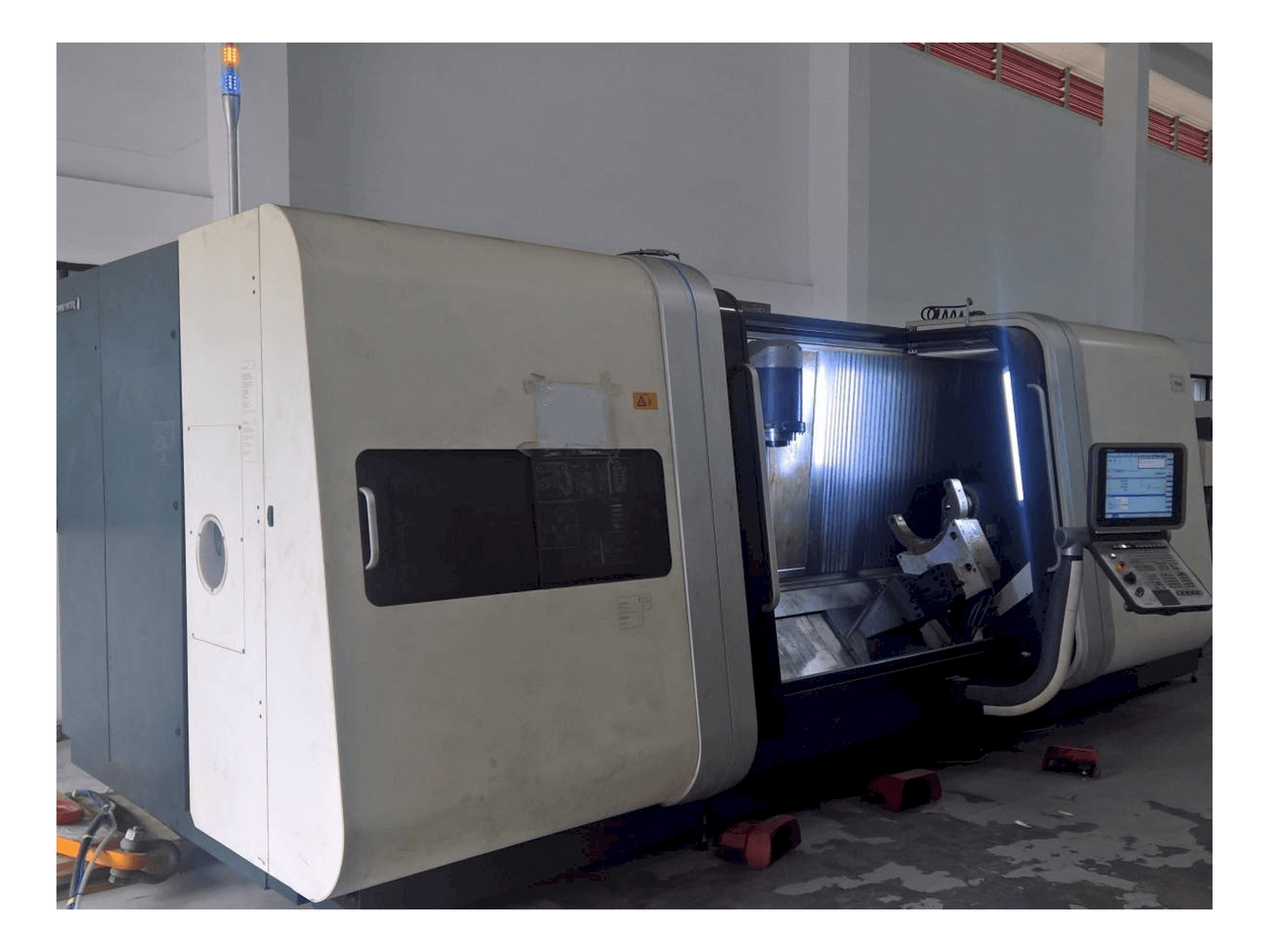 Vista frontal de la máquina DMG MORI CTX Beta 2000 TC
