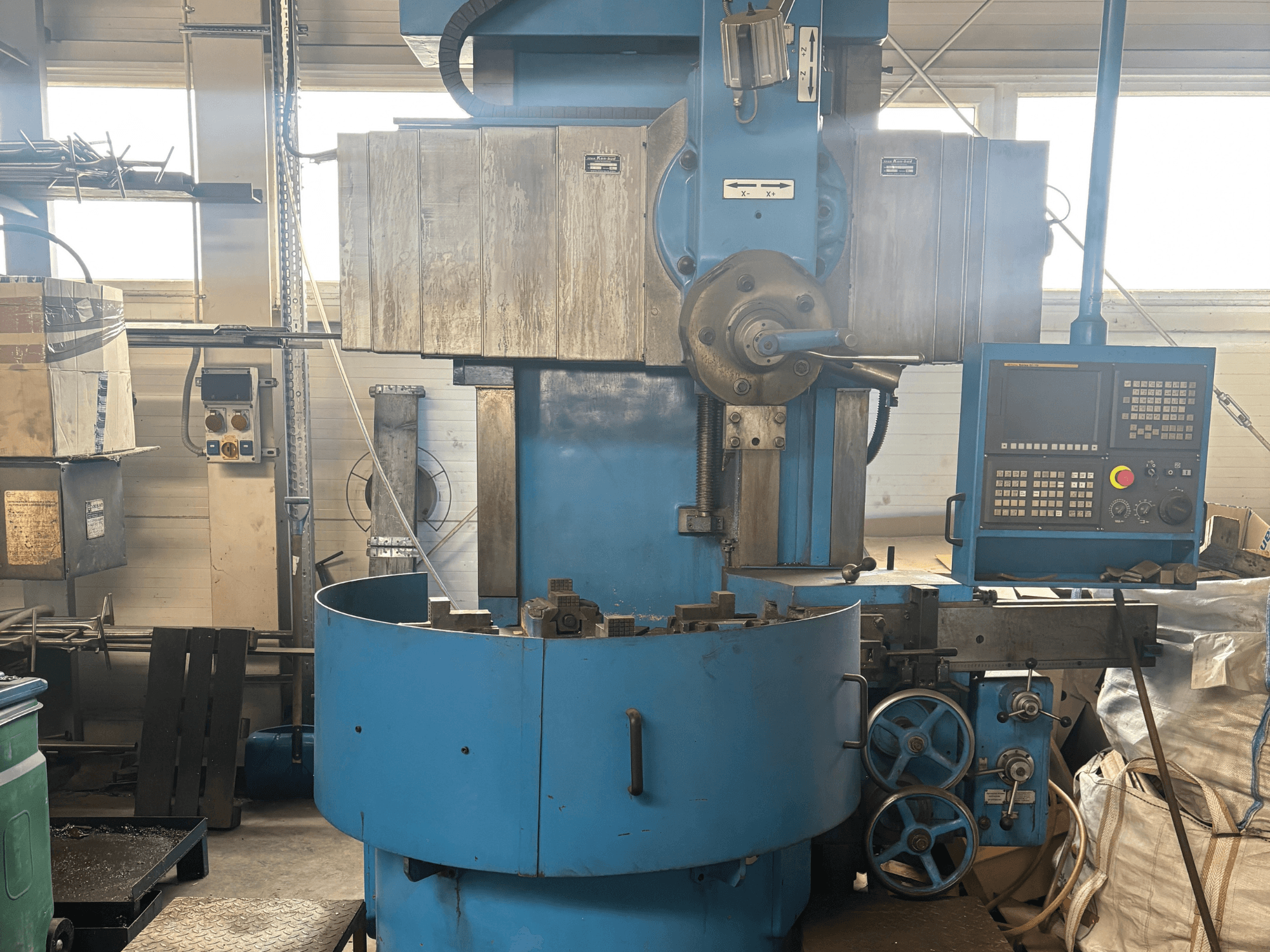 Fresadora industrial de marca desconocida, vista frontal, con exterior azul y panel de control digital.